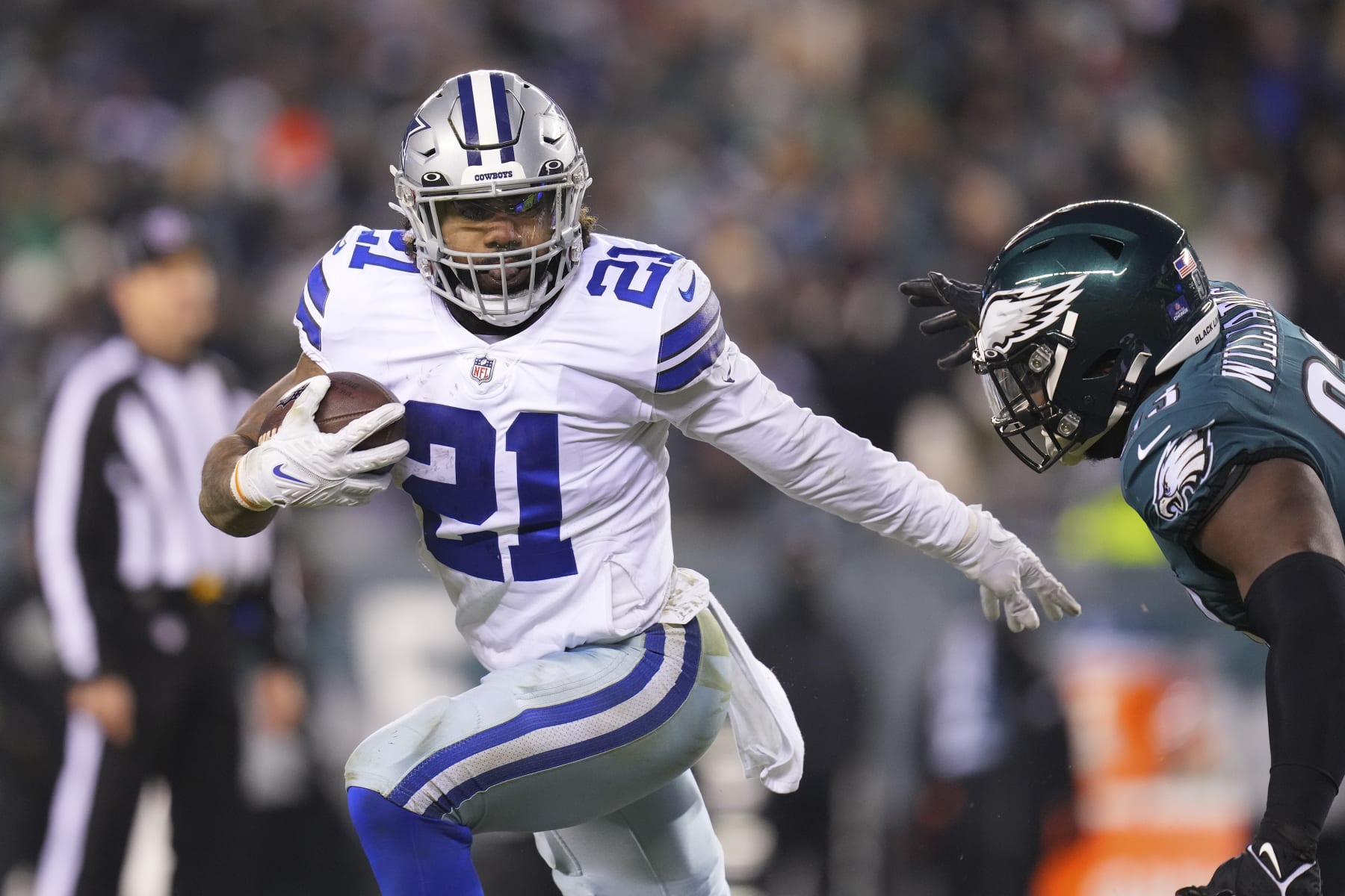 PHILADELPHIA, PA - JANUARY 08: Ezekiel Elliott #21 of the Dallas Cowboys runs the ball against Milton Williams #93 of the Philadelphia Eagles at Lincoln Financial Field on January 8, 2022 in Philadelphia, Pennsylvania. (Photo by Mitchell Leff/Getty Images)