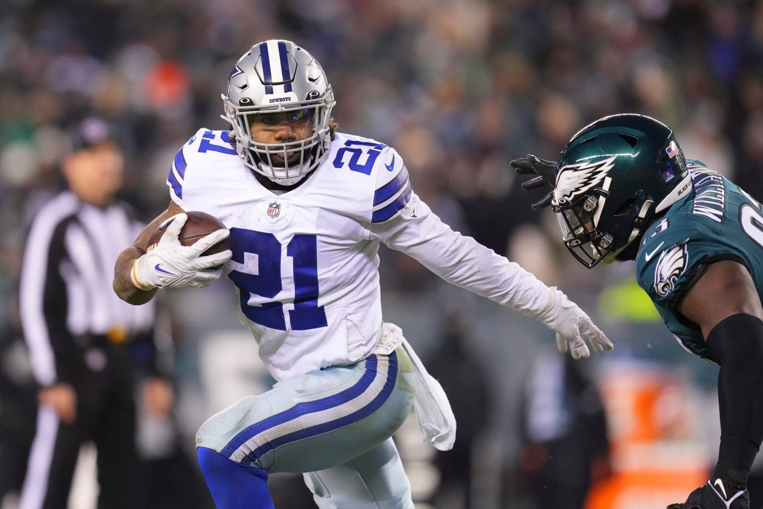 PHILADELPHIA, PA - JANUARY 08: Ezekiel Elliott #21 of the Dallas Cowboys runs the ball against Milton Williams #93 of the Philadelphia Eagles at Lincoln Financial Field on January 8, 2022 in Philadelphia, Pennsylvania. (Photo by Mitchell Leff/Getty Images)