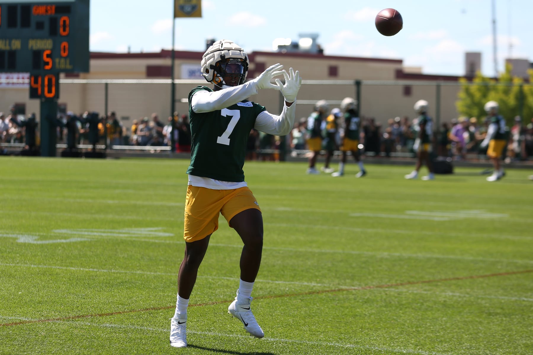 ASHWAUBENON, WI - JULY 30:  Green Bay Packers linebacker Quay Walker (7) makes a catch during Green Bay Packers training camp at Ray Nitschke Field on July 30, 2022 in Ashwaubenon, WI (Photo by Larry Radloff/Icon Sportswire via Getty Images)