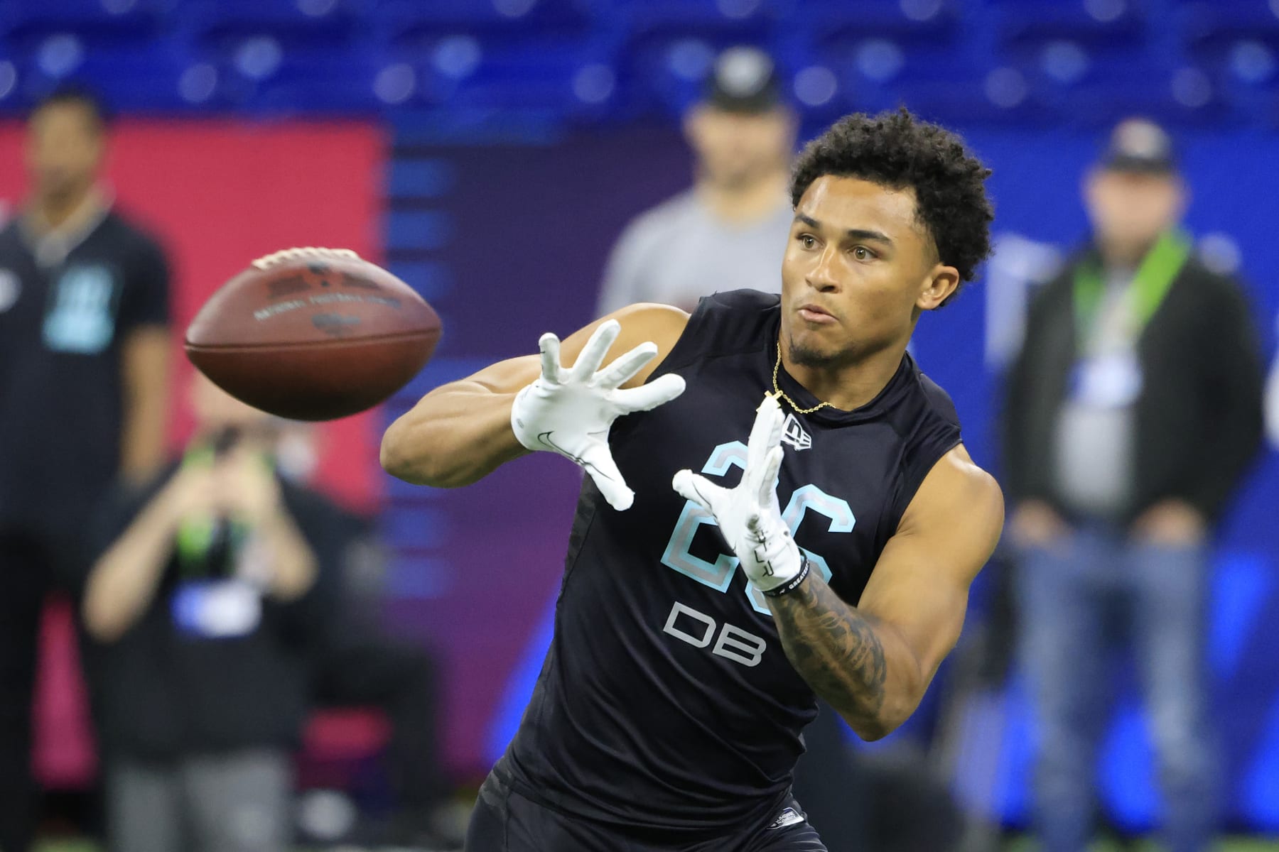 INDIANAPOLIS, INDIANA - MARCH 06: Trent Mcduffie #DB26 of the Washington Huskies runs a drill during the NFL Combine at Lucas Oil Stadium on March 06, 2022 in Indianapolis, Indiana. (Photo by Justin Casterline/Getty Images)