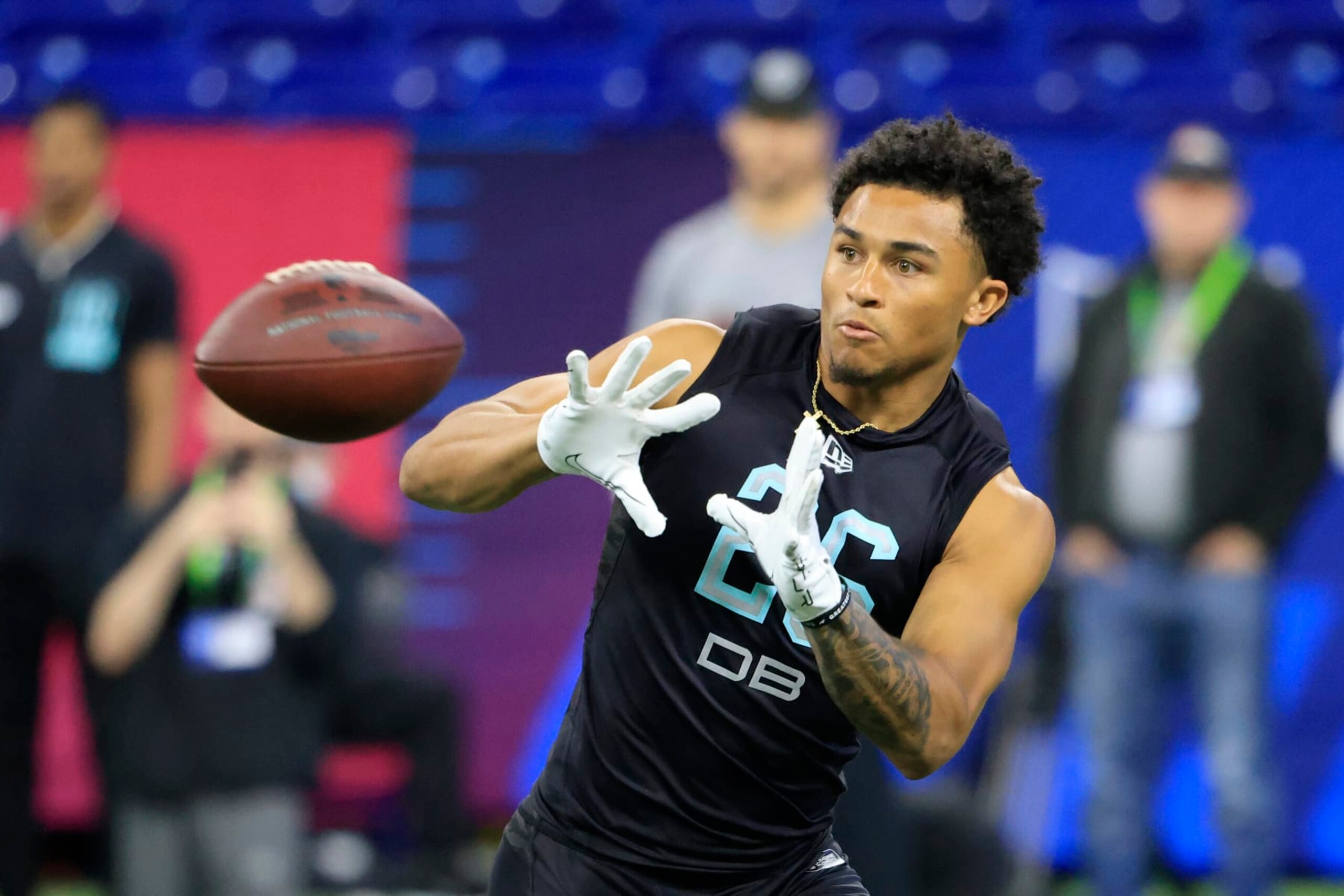INDIANAPOLIS, INDIANA - MARCH 06: Trent Mcduffie #DB26 of the Washington Huskies runs a drill during the NFL Combine at Lucas Oil Stadium on March 06, 2022 in Indianapolis, Indiana. (Photo by Justin Casterline/Getty Images)