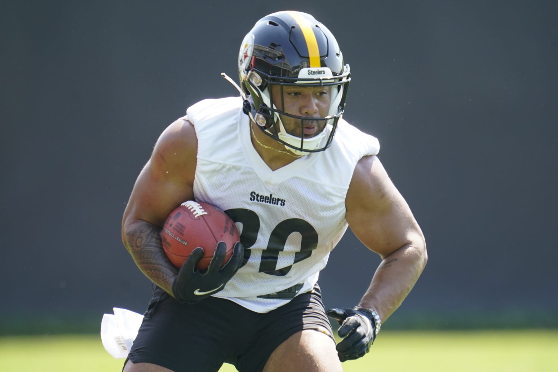 Pittsburgh Steelers running back Jaylen Warren (30) goes through drills during an NFL football practice, Tuesday, May 31, 2022, in Pittsburgh. (AP Photo/Keith Srakocic)