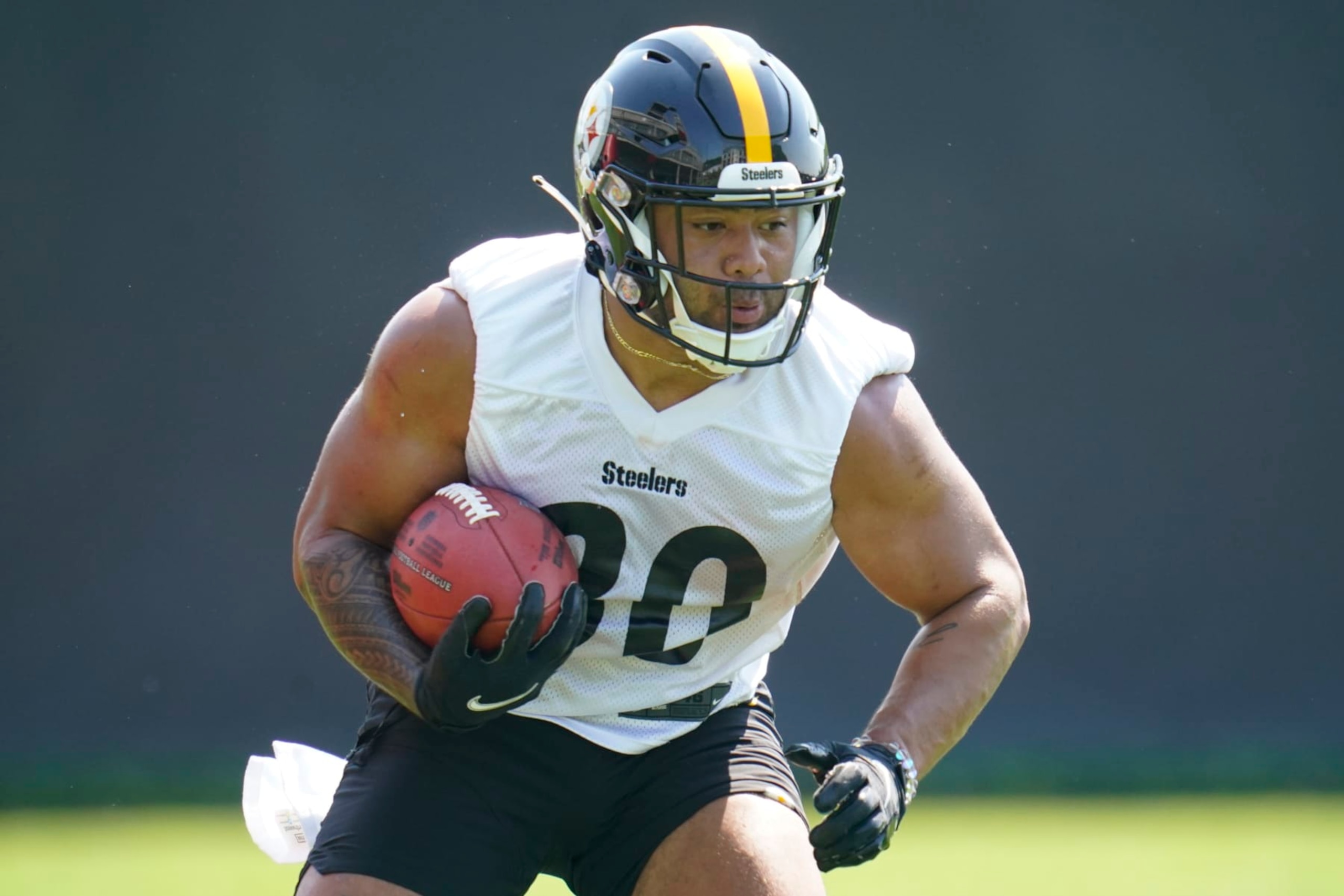 Pittsburgh Steelers running back Jaylen Warren (30) goes through drills during an NFL football practice, Tuesday, May 31, 2022, in Pittsburgh. (AP Photo/Keith Srakocic)