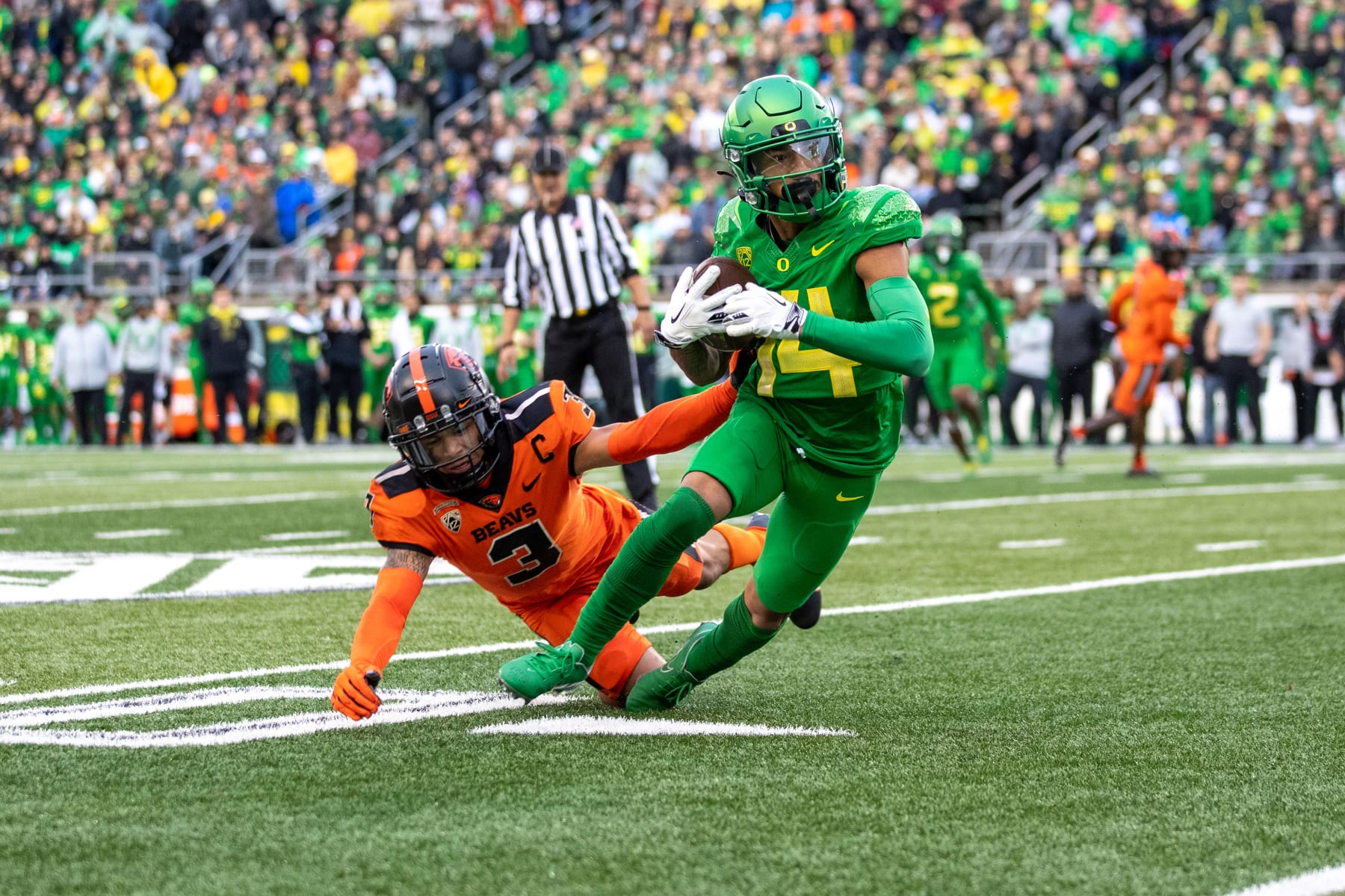 EUGENE, OR - NOVEMBER 27: Kris Hutson #14 of the Oregon Ducks catches a pass against Jaydon Grant #3 of the Oregon State Beavers at Autzen Stadium on November 27, 2021 in Eugene, Oregon. (Photo by Tom Hauck/Getty Images)
