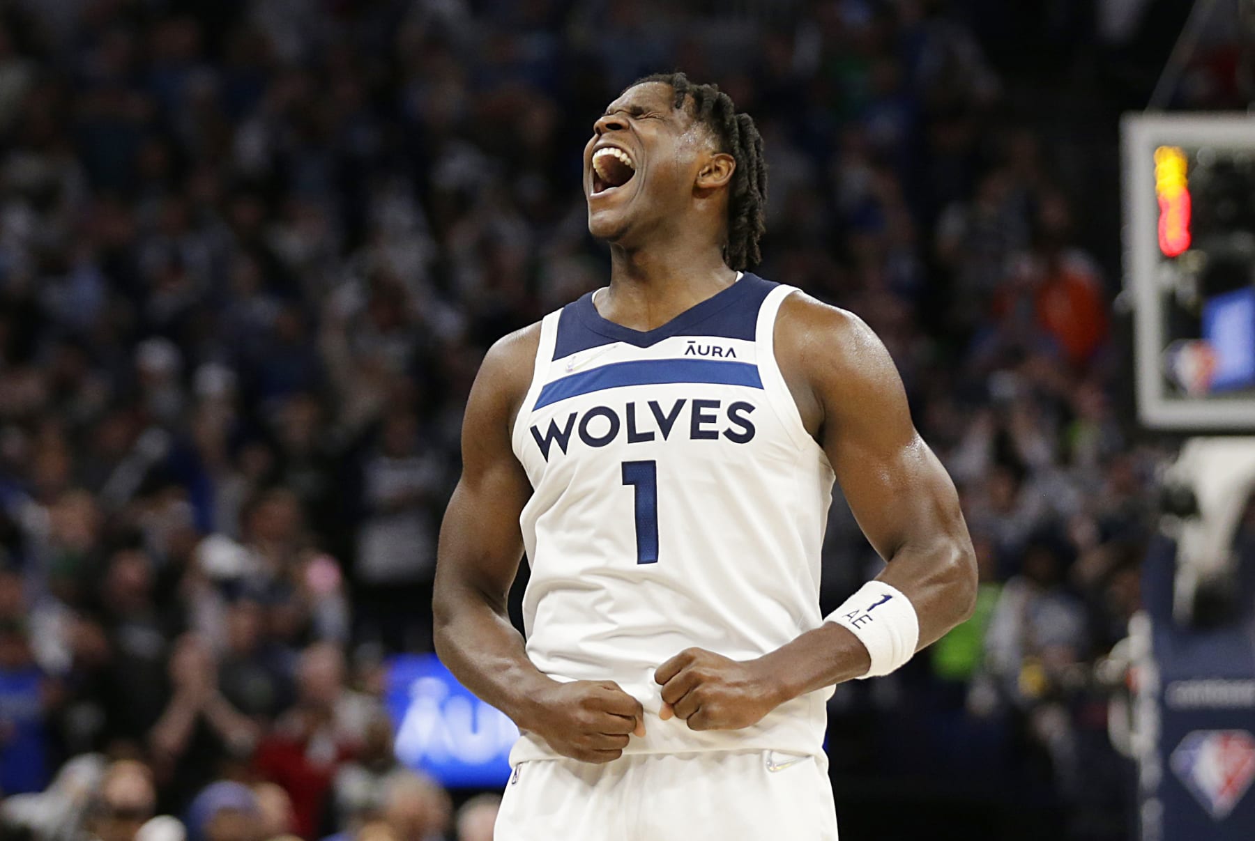 Anthony Edwards, de los Timberwolves de Minnesota, celebra durante el cuarto periodo del juego de baloncesto de su equipo de la NBA, en contra de los Clippers de Los Ángeles, el martes 12 de abril de 2022, en Minneapolis. (AP Foto/Andy Clayton-King)