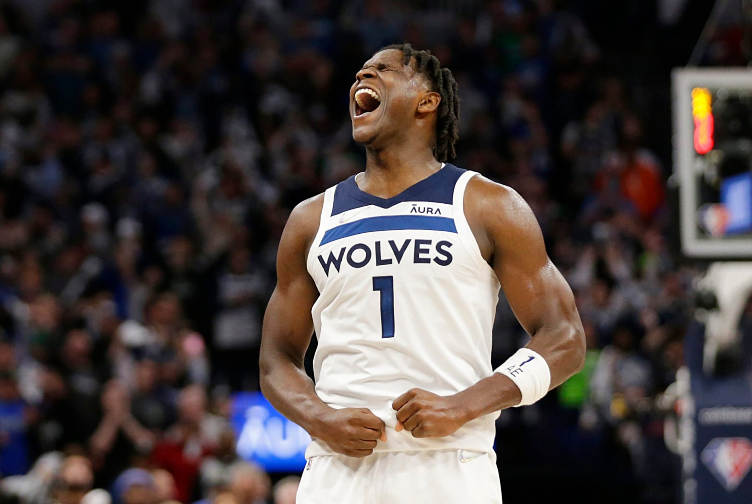 Anthony Edwards, de los Timberwolves de Minnesota, celebra durante el cuarto periodo del juego de baloncesto de su equipo de la NBA, en contra de los Clippers de Los Ángeles, el martes 12 de abril de 2022, en Minneapolis. (AP Foto/Andy Clayton-King) Anthony Edwards, de los Timberwolves de Minnesota, celebra durante el cuarto periodo del juego de baloncesto de su equipo de la NBA, en contra de los Clippers de Los Ángeles, el martes 12 de abril de 2022, en Minneapolis. (AP Foto/Andy Clayton-King)