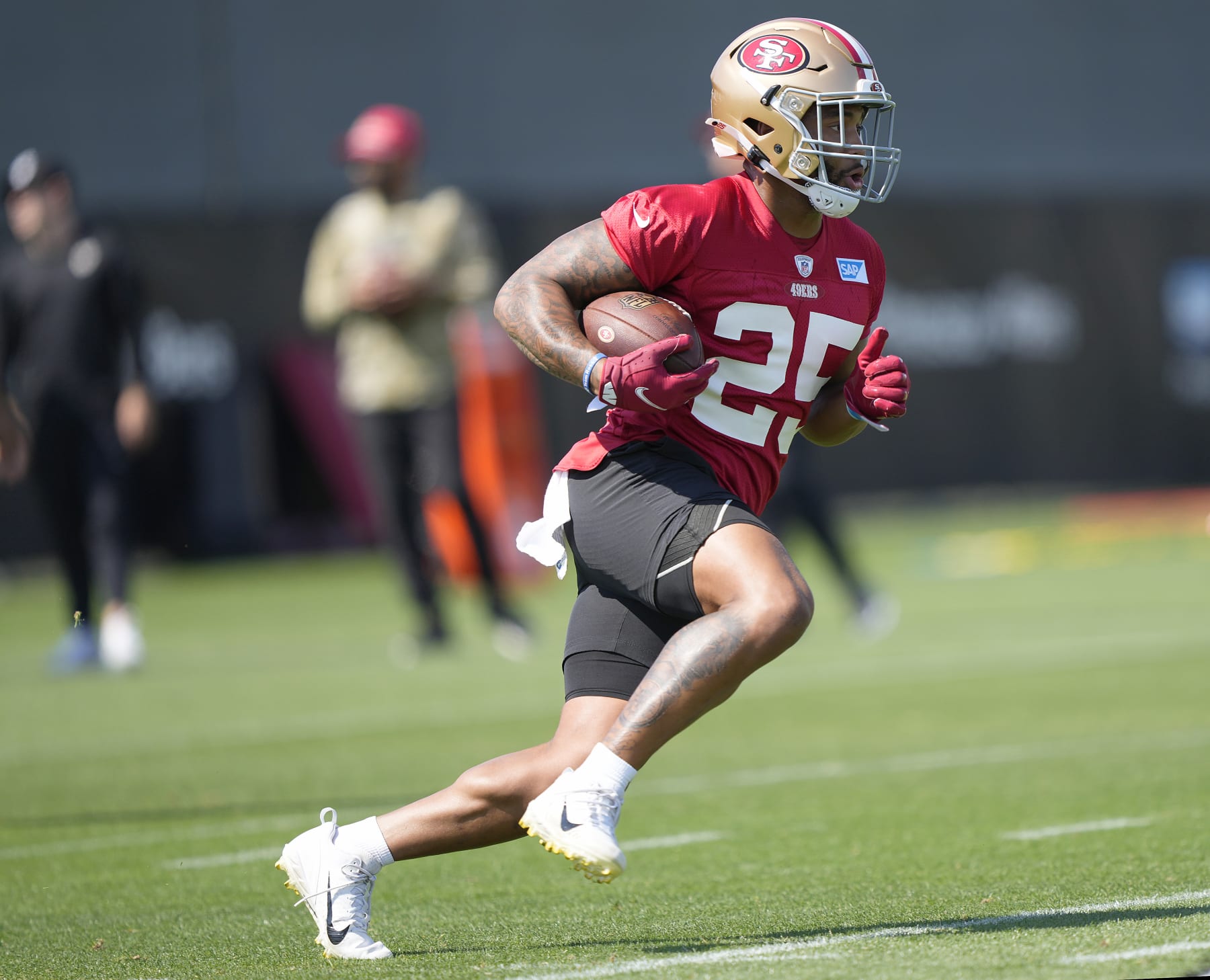 SANTA CLARA, CALIFORNIA - JULY 28: Elijah Mitchell #25 of the San Francisco 49ers works out during training camp at SAP Performance Facility on July 28, 2022 in Santa Clara, California. (Photo by Thearon W. Henderson/Getty Images)