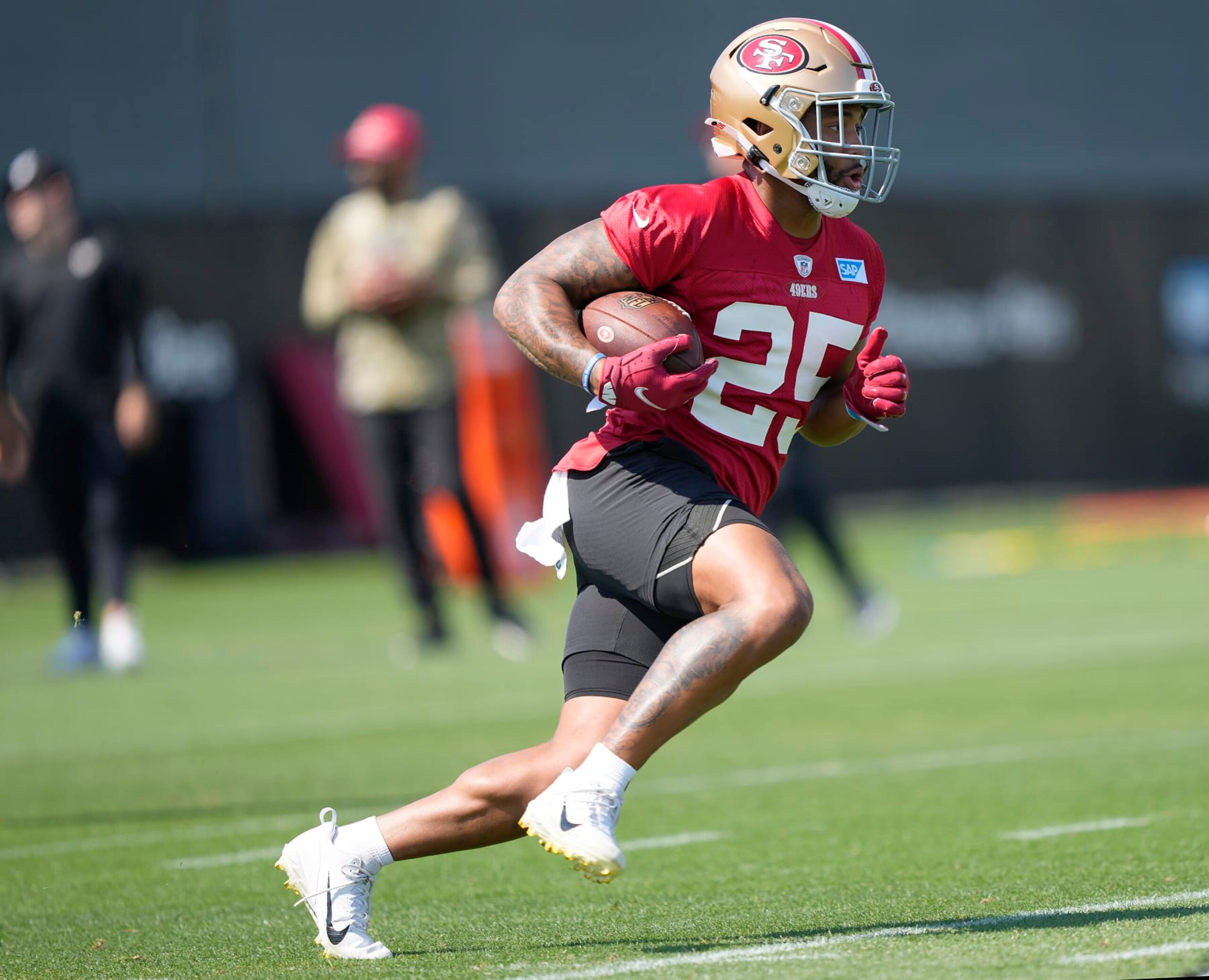 SANTA CLARA, CALIFORNIA - JULY 28: Elijah Mitchell #25 of the San Francisco 49ers works out during training camp at SAP Performance Facility on July 28, 2022 in Santa Clara, California. (Photo by Thearon W. Henderson/Getty Images)