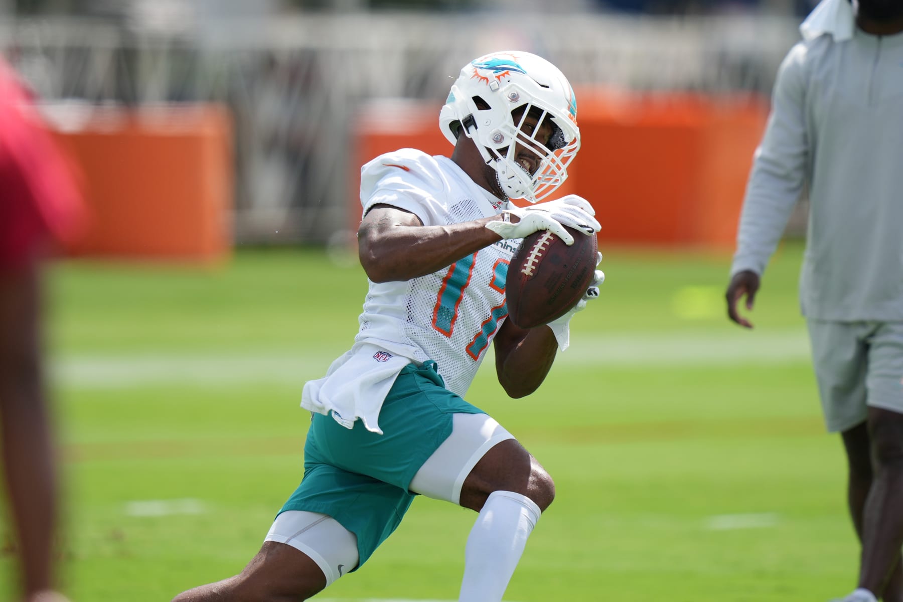 MIAMI GARDENS, FL - JULY 29: Miami Dolphins wide receiver Jaylen Waddle (17) runs after the catch during the Miami Dolphins training camp on Friday, July 29, 2022 at Baptist Health Training Center in Miami Gardens, FL (Photo by Peter Joneleit/Icon Sportswire via Getty Images)