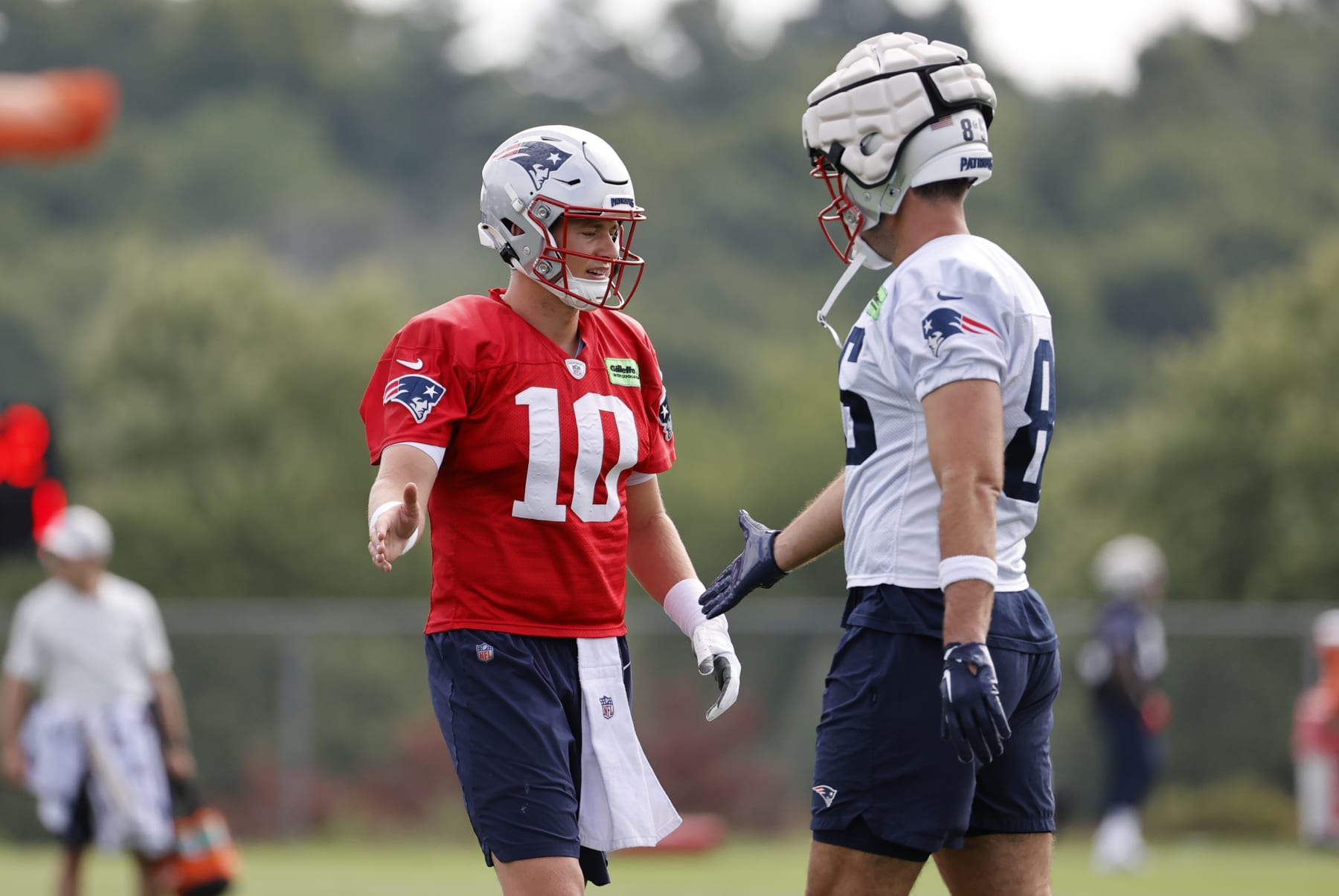 FOXBOROUGH, MA - JULY 29: New England Patriots quarterback Mac Jones (10) congratulates tight end Hunter Henry (85) after a catch during New England Patriots training camp on July 29, 2022, at the Patriots Training Facility at Gillette Stadium in Foxborough, Massachusetts. (Photo by Fred Kfoury III/Icon Sportswire via Getty Images)