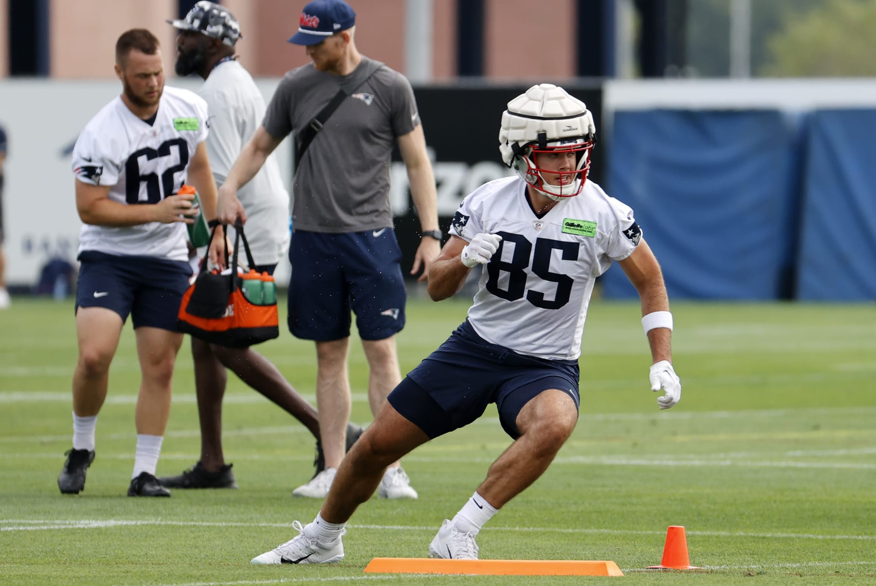 FOXBOROUGH, MA - JULY 28: New England Patriots tight end Hunter Henry (85) runs a drill during New England Patriots training camp on July 28, 2022, at the Patriots Training Facility at Gillette Stadium in Foxborough, Massachusetts. (Photo by Fred Kfoury III/Icon Sportswire via Getty Images)