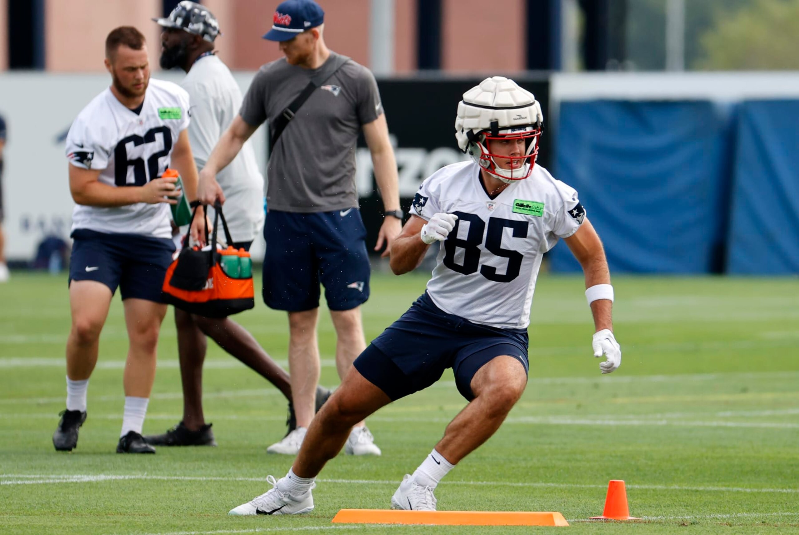 FOXBOROUGH, MA - JULY 28: New England Patriots tight end Hunter Henry (85) runs a drill during New England Patriots training camp on July 28, 2022, at the Patriots Training Facility at Gillette Stadium in Foxborough, Massachusetts. (Photo by Fred Kfoury III/Icon Sportswire via Getty Images)