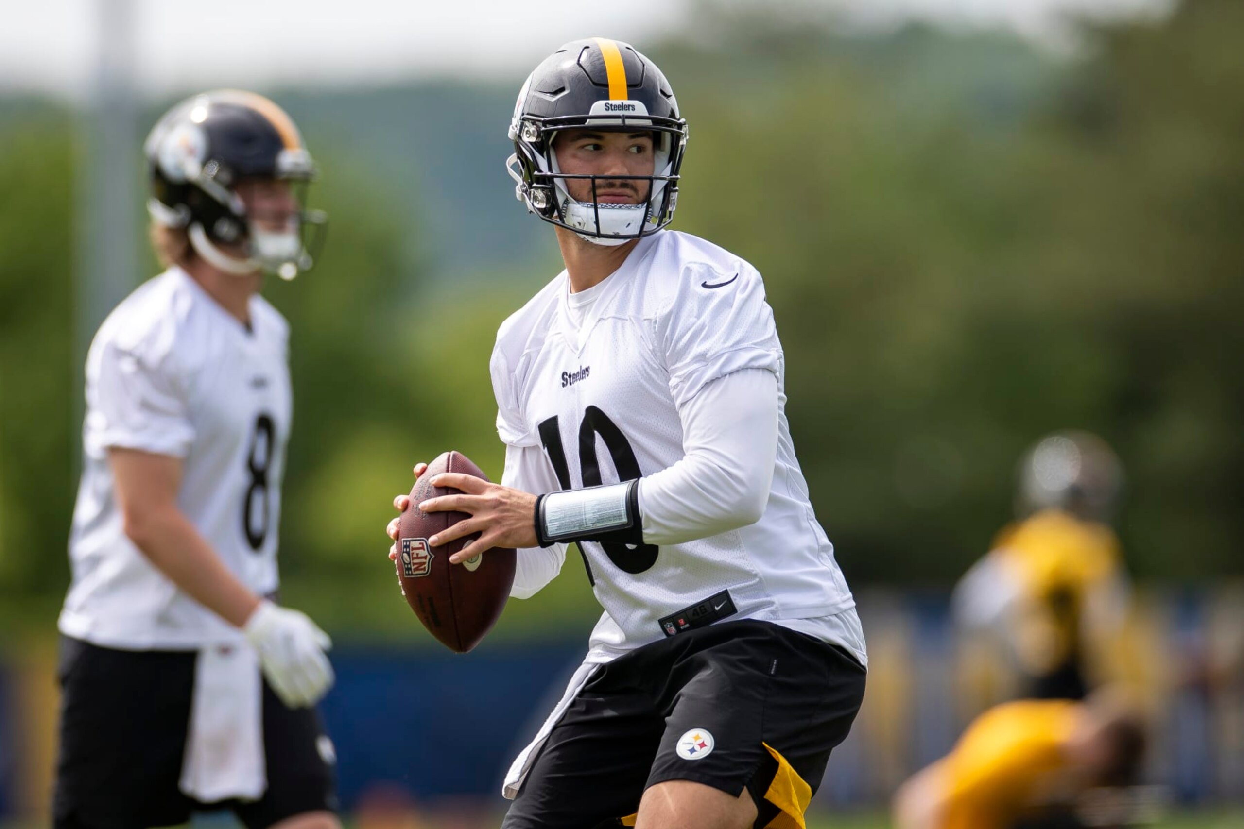 PITTSBURGH, PA - MAY 25: Pittsburgh Steelers quarterback Mitchell Trubisky (10) throws the ball during the team's OTA practice on May 25, 2022, at the Steelers Practice Facility in Pittsburgh, PA. (Photo by Brandon Sloter/Icon Sportswire via Getty Images) PITTSBURGH, PA - MAY 25: Pittsburgh Steelers quarterback Mitchell Trubisky (10) throws the ball during the team's OTA practice on May 25, 2022, at the Steelers Practice Facility in Pittsburgh, PA. (Photo by Brandon Sloter/Icon Sportswire via Getty Images)