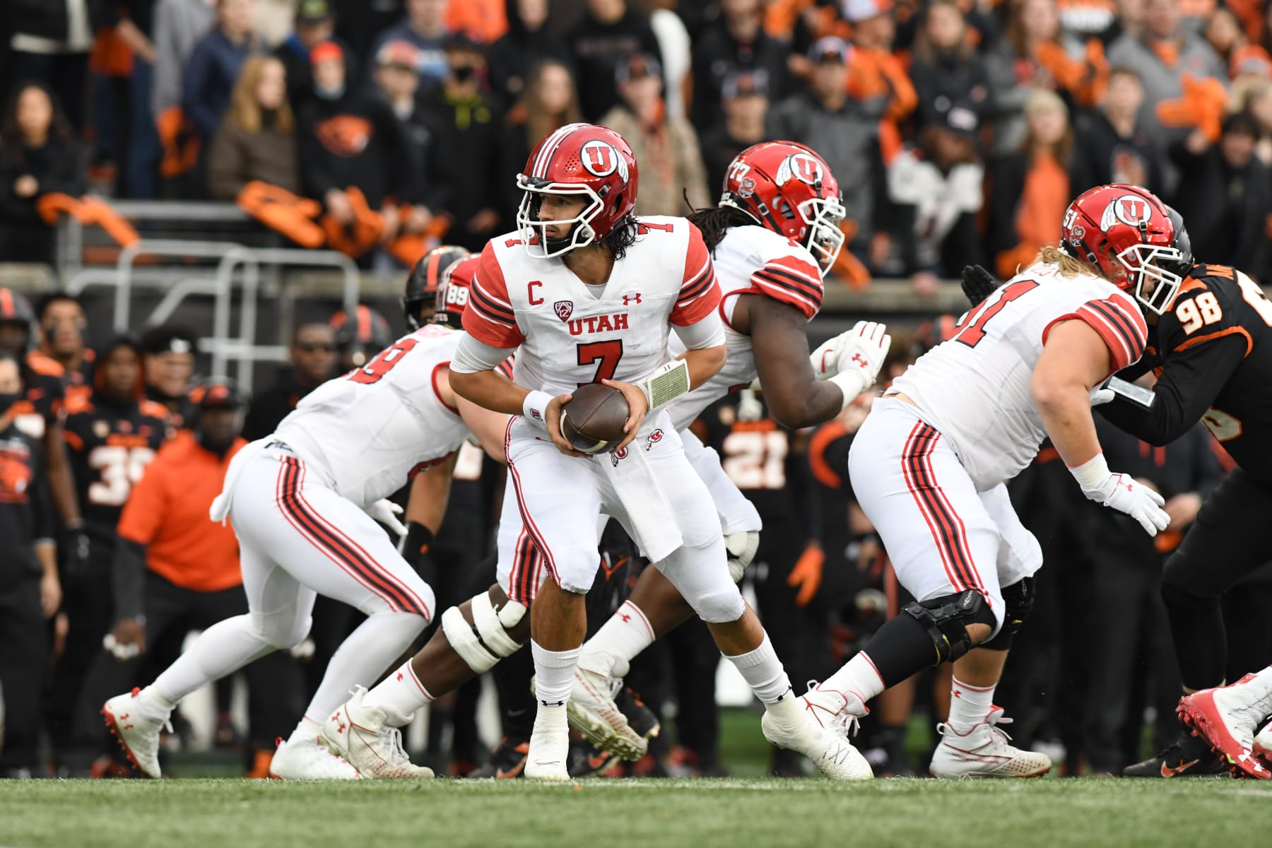 CORVALLIS, OR - OCTOBER 23: Utah Utes QB Cameron Rising (7) looks to hand the ball off during a PAC-12 conference football game between the Utah Utes and Oregon State Beavers on October 23, 2021 at Reser Stadium in Corvallis, Oregon. (Photo by Brian Murphy/Icon Sportswire via Getty Images)