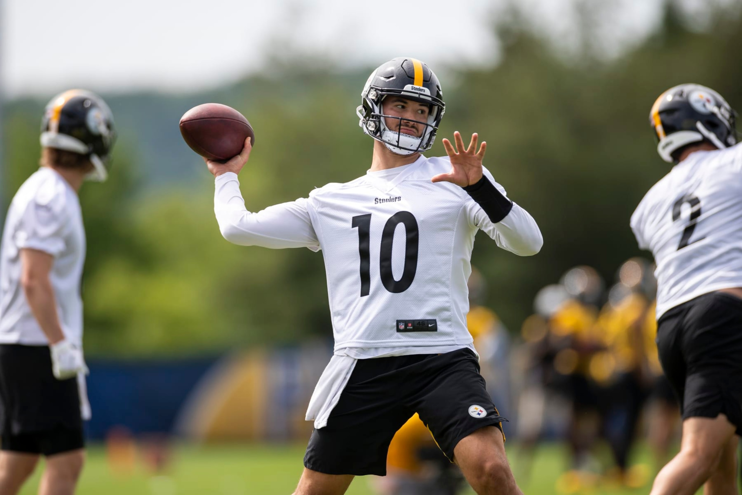 PITTSBURGH, PA - MAY 25: Pittsburgh Steelers quarterback Mitchell Trubisky (10) throws the ball during the team's OTA practice on May 25, 2022, at the Steelers Practice Facility in Pittsburgh, PA. (Photo by Brandon Sloter/Icon Sportswire via Getty Images)