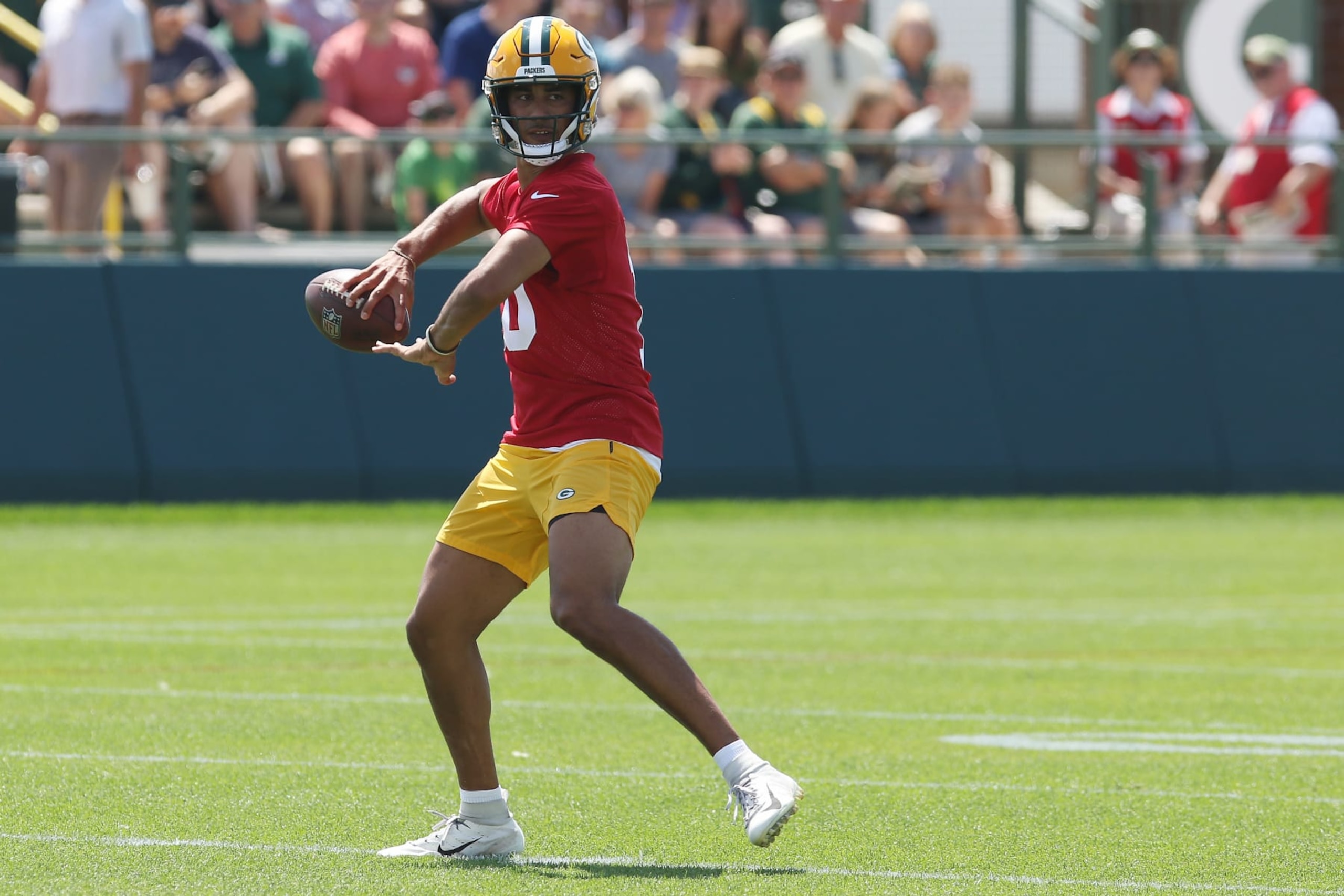 ASHWAUBENON, WI - JULY 27: Green Bay Packers quarterback Jordan Love (10) throws a pass during Green Bay Packers training camp at Ray Nitschke Field on July 27, 2022 in Ashwaubanon, WI. (Photo by Larry Radloff/Icon Sportswire via Getty Images)