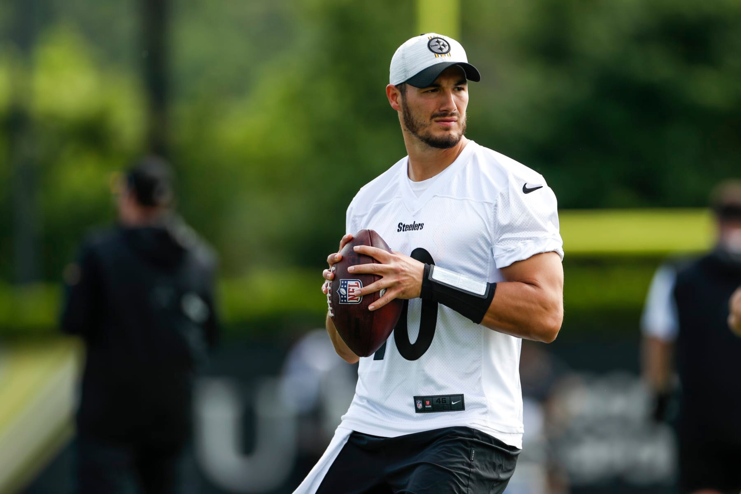 PITTSBURGH, PA - MAY 24: Pittsburgh Steelers quarterback Mitchell Trubisky (10) takes part in a drill during the team's OTA practice, Tuesday, May 24, 2022, in Pittsburgh, PA. (Photo by Brandon Sloter/Icon Sportswire via Getty Images)