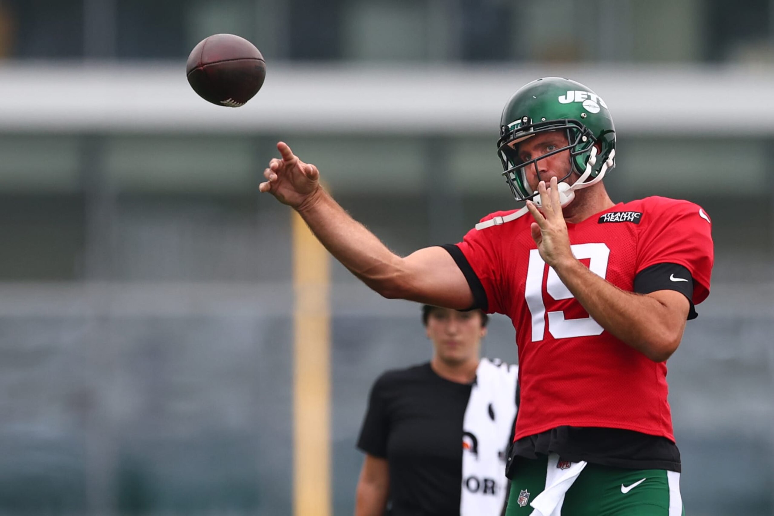 FLORHAM PARK, NJ - AUGUST 01: Quarterback Joe Flacco #19 of the New York Jets during training camp at Atlantic Health Jets Training Center on August 1, 2022 in Florham Park, New Jersey. (Photo by Rich Schultz/Getty Images) FLORHAM PARK, NJ - AUGUST 01: Quarterback Joe Flacco #19 of the New York Jets during training camp at Atlantic Health Jets Training Center on August 1, 2022 in Florham Park, New Jersey. (Photo by Rich Schultz/Getty Images)