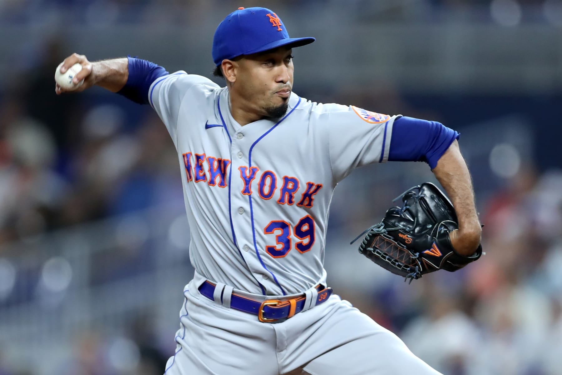 MIAMI, FLORIDA - JULY 29: Edwin Diaz #39 of the New York Mets delivers a pitch during the ninth inning against the Miami Marlins at loanDepot park on July 29, 2022 in Miami, Florida. (Photo by Megan Briggs/Getty Images)