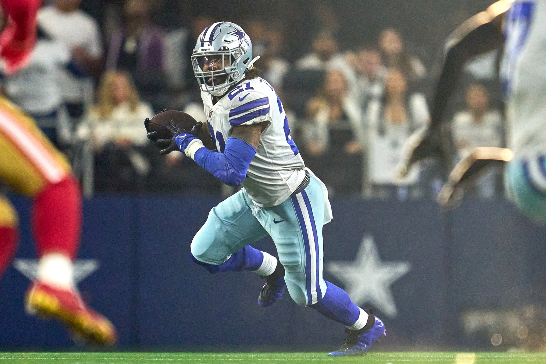 ARLINGTON, TX - JANUARY 16: Dallas Cowboys running back Ezekiel Elliott (21) runs with the football during the NFC Wild Card game between the San Francisco 49ers and the Dallas Cowboys on January 16, 2022 at AT&T Stadium in Arlington, TX. (Photo by Robin Alam/Icon Sportswire via Getty Images)