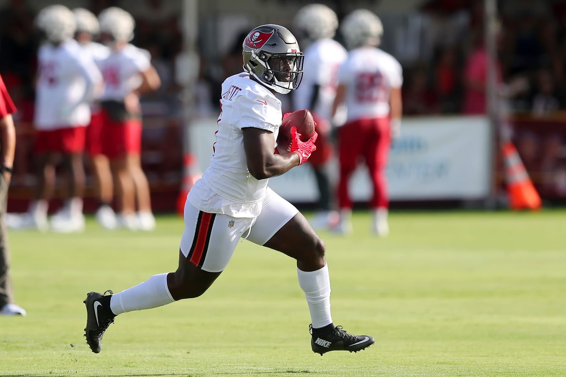 TAMPA, FL - JUL 28: Tampa Bay Buccaneers runningback Leonard Fournette (7) carries the ball during the Tampa Bay Buccaneers Training Camp on July 28, 2022 at the AdventHealth Training Center at One Buccaneer Place in Tampa, Florida. (Photo by Cliff Welch/Icon Sportswire via Getty Images)