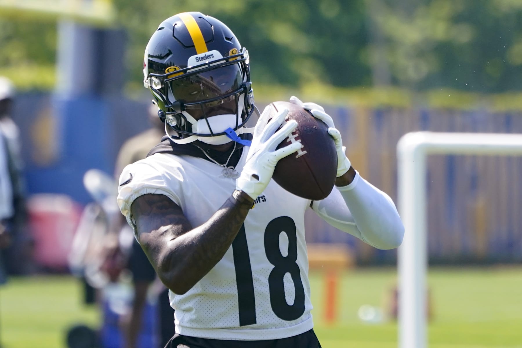 Pittsburgh Steelers wide receiver Diontae Johnson, participates in drills at an NFL football practice, Tuesday, May 31, 2022, in Pittsburgh. (AP Photo/Keith Srakocic)