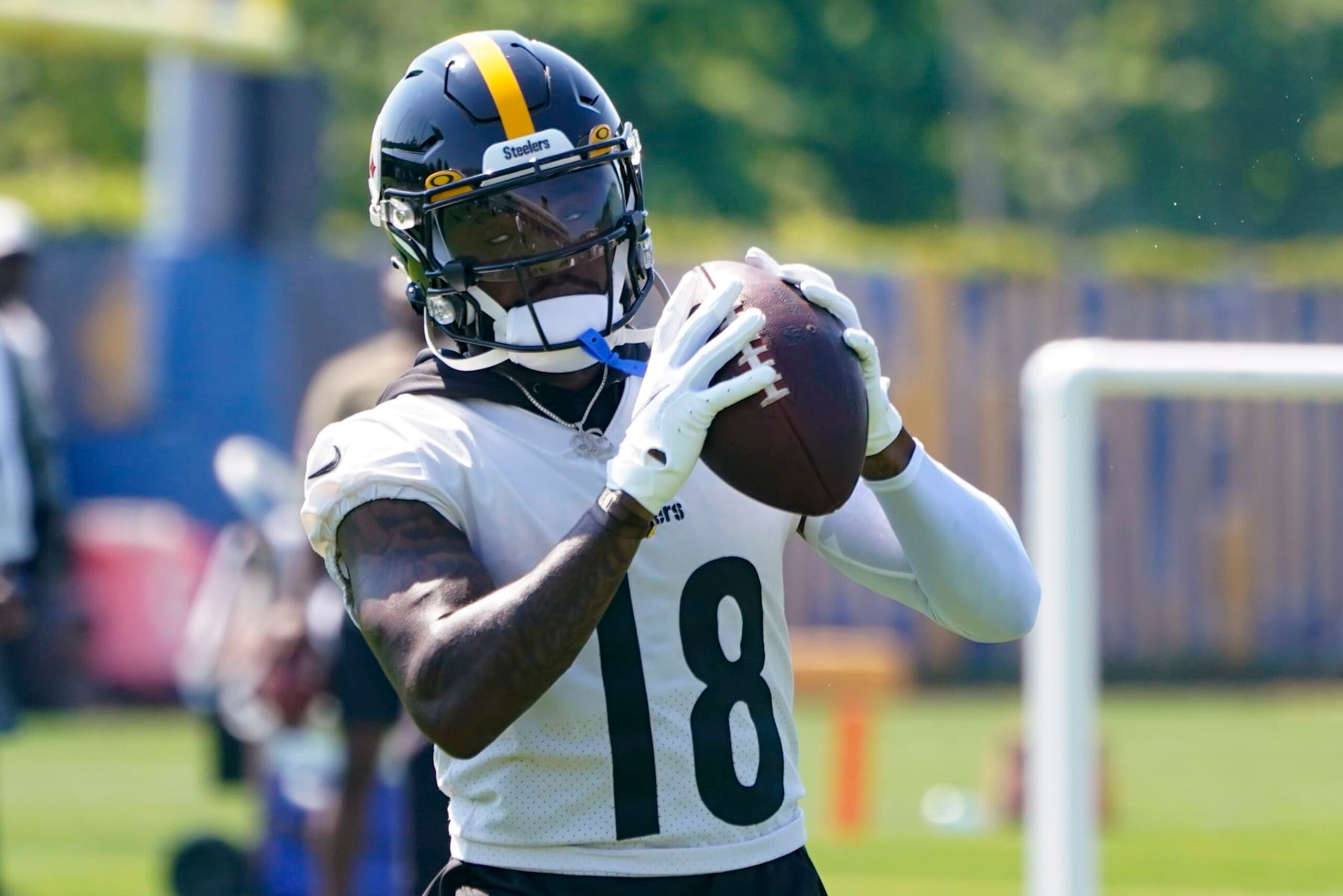 Pittsburgh Steelers wide receiver Diontae Johnson, participates in drills at an NFL football practice, Tuesday, May 31, 2022, in Pittsburgh. (AP Photo/Keith Srakocic)