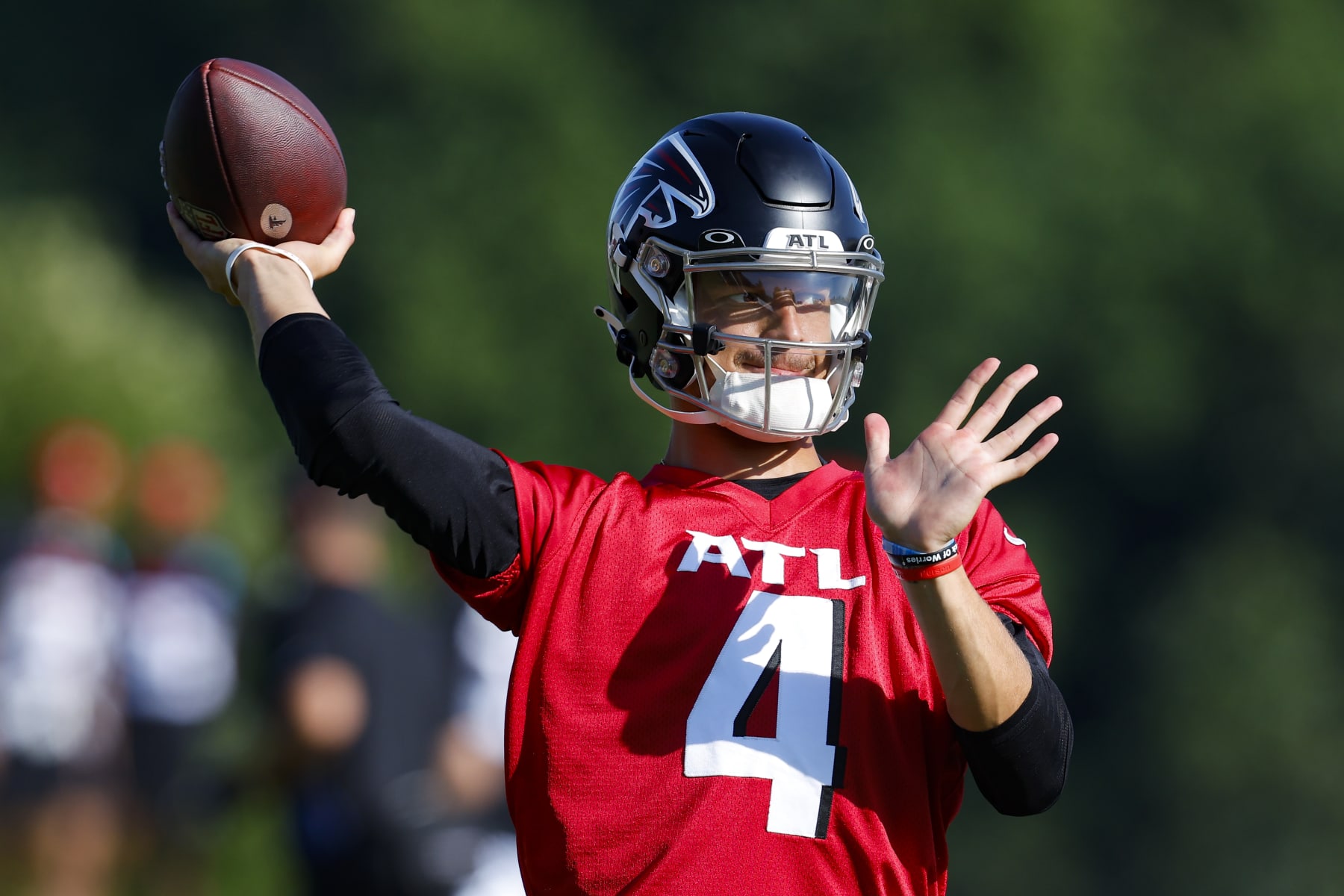 FLOWERY BRANCH, GA - JULY 28: Desmond Ridder #4 of Atlanta Falcons passes during a training camp practice on July 28, 2022 at IBM Performance Field in Flowery Branch, Georgia. (Photo by Todd Kirkland/Getty Images)