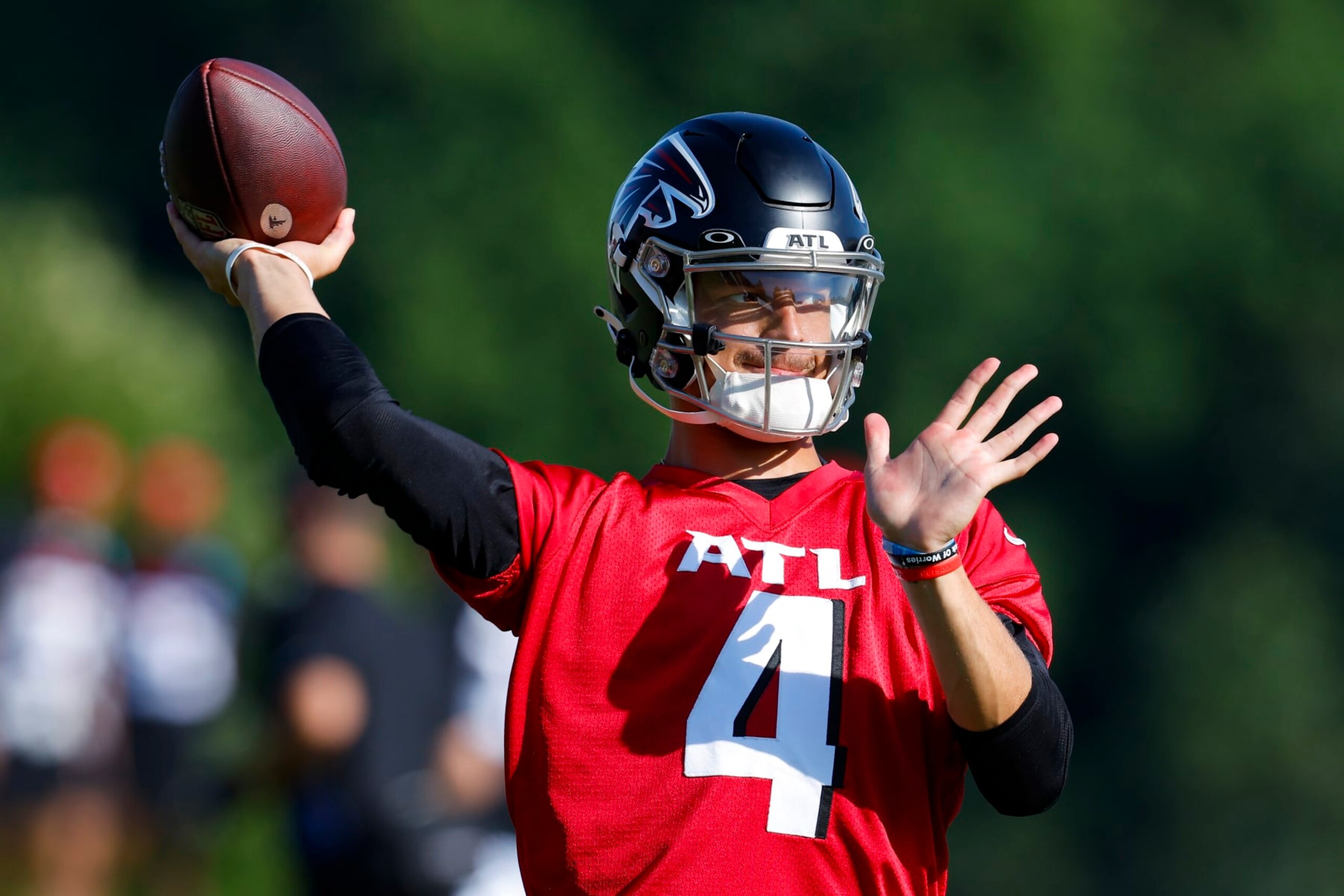 FLOWERY BRANCH, GA - JULY 28: Desmond Ridder #4 of Atlanta Falcons passes during a training camp practice on July 28, 2022 at IBM Performance Field in Flowery Branch, Georgia. (Photo by Todd Kirkland/Getty Images)