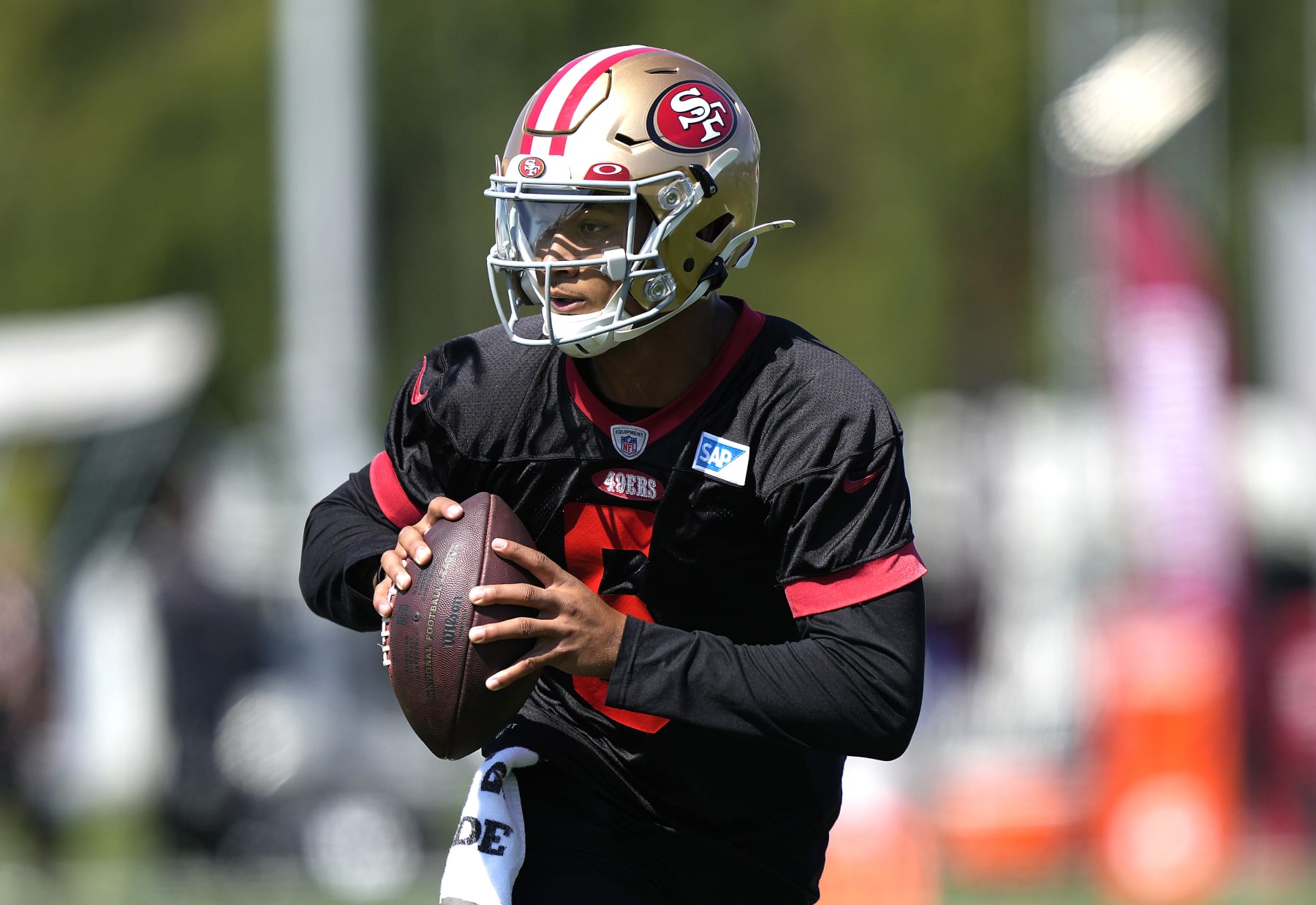 SANTA CLARA, CALIFORNIA - JULY 27: Trey Lance #5 of the San Francisco 49ers works out during training camp at SAP Performance Facility on July 27, 2022 in Santa Clara, California. (Photo by Thearon W. Henderson/Getty Images)