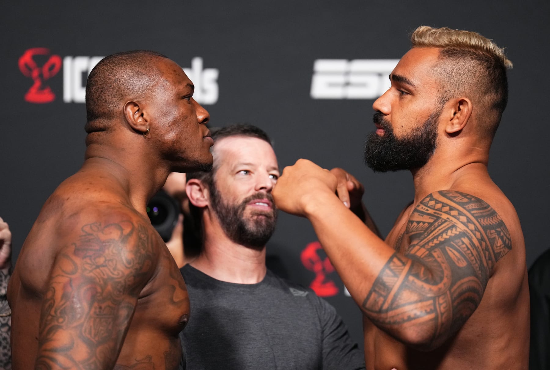 LAS VEGAS, NEVADA - AUGUST 05: (L-R) Opponents Mohammed Usman of Nigeria and Zac Pauga face off during the UFC Fight Night weigh-in at UFC APEX on August 05, 2022 in Las Vegas, Nevada. (Photo by Chris Unger/Zuffa LLC)