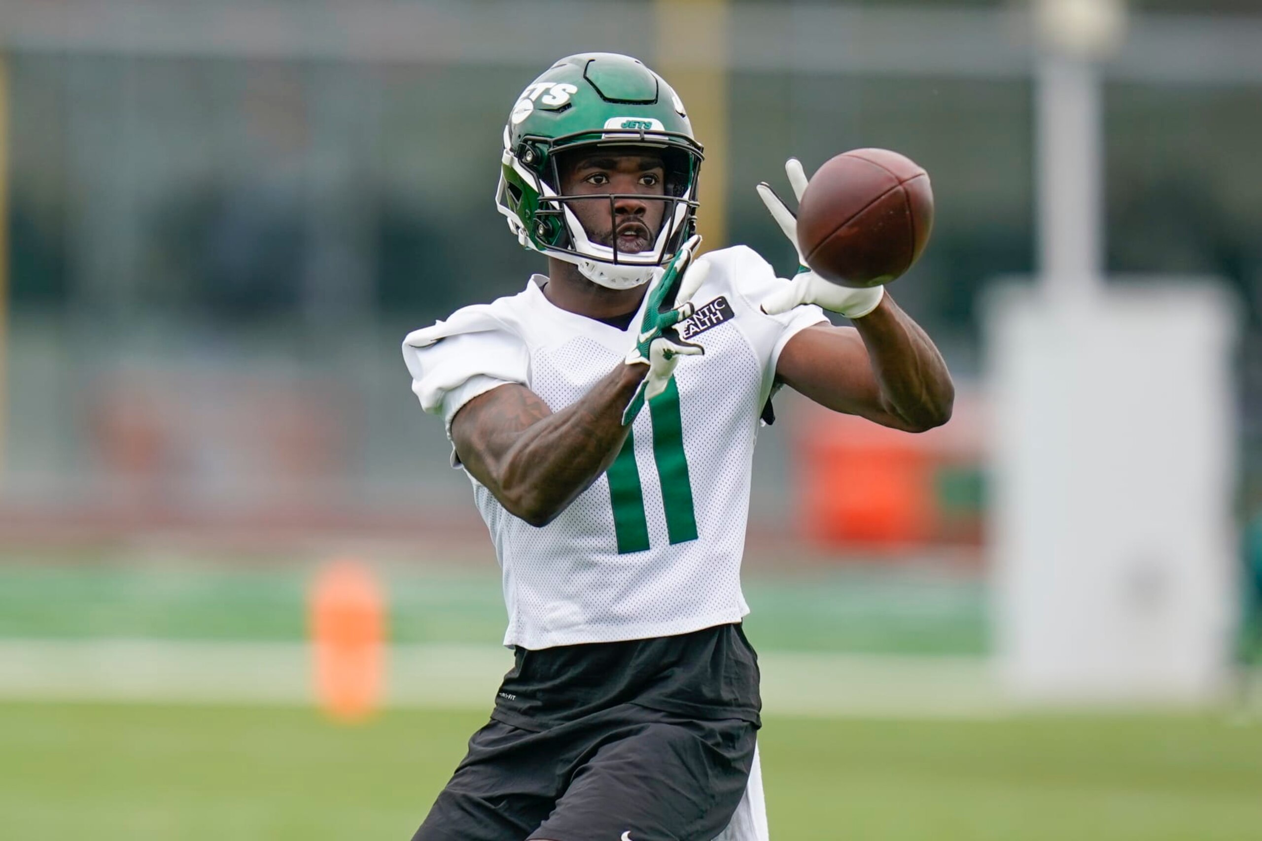 New York Jets' Denzel Mims participates in a drill at the NFL football team's training facility in Florham Park, N.J., Tuesday, May 24, 2022. (AP Photo/Seth Wenig)