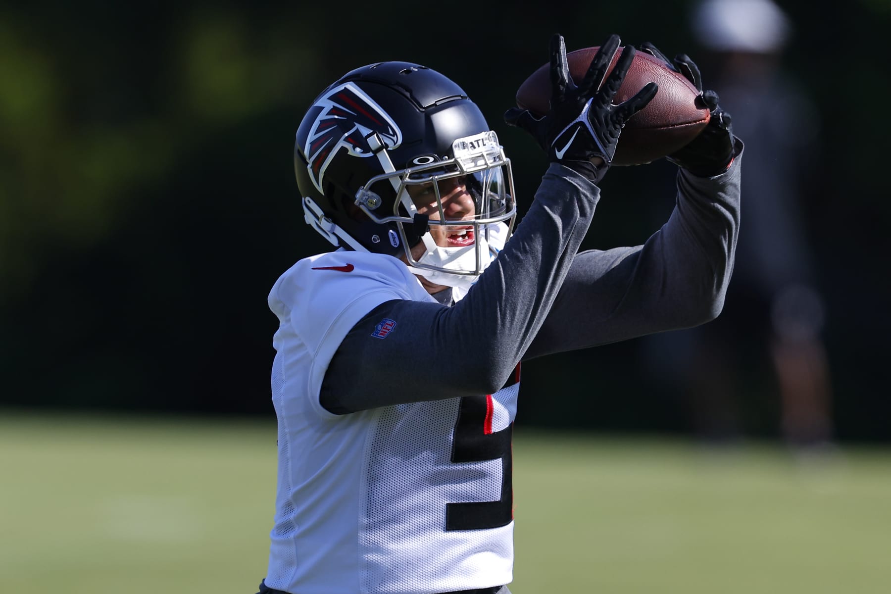 FLOWERY BRANCH, GA - JULY 28: Drake London #5 of Atlanta Falcons runs through a drill during a training camp practice on July 28, 2022 at IBM Performance Field in Flowery Branch, Georgia. (Photo by Todd Kirkland/Getty Images)