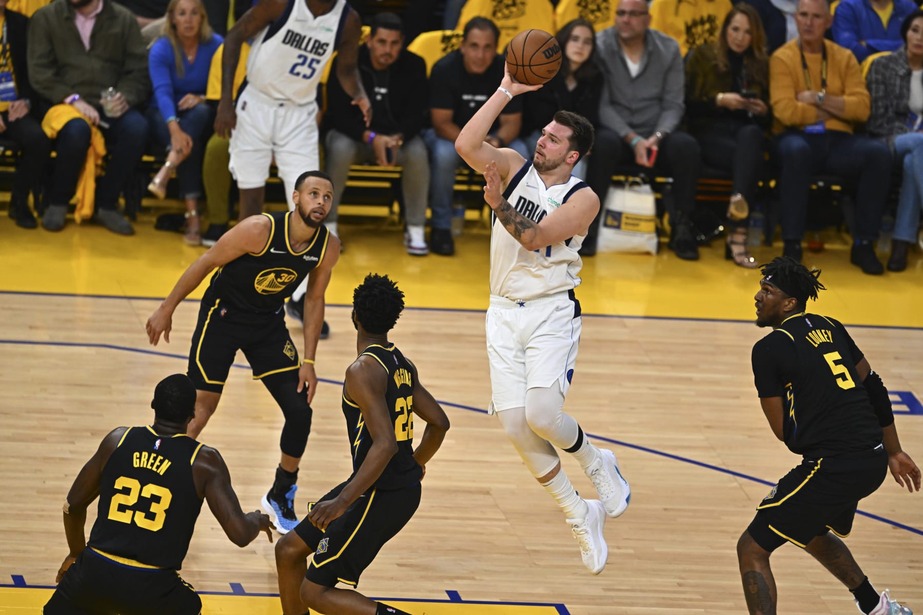 Basketball: NBA Playoffs: Dallas Mavericks Luka Doncic (77) in action, shoots vs Golden State Warriors at Chase Center. Game 5. 
San Francisco, CA 5/26/2022 
CREDIT: John W. McDonough (Photo by John W. McDonough/Sports Illustrated via Getty Images)
(Set Number: X164071 TK1)
