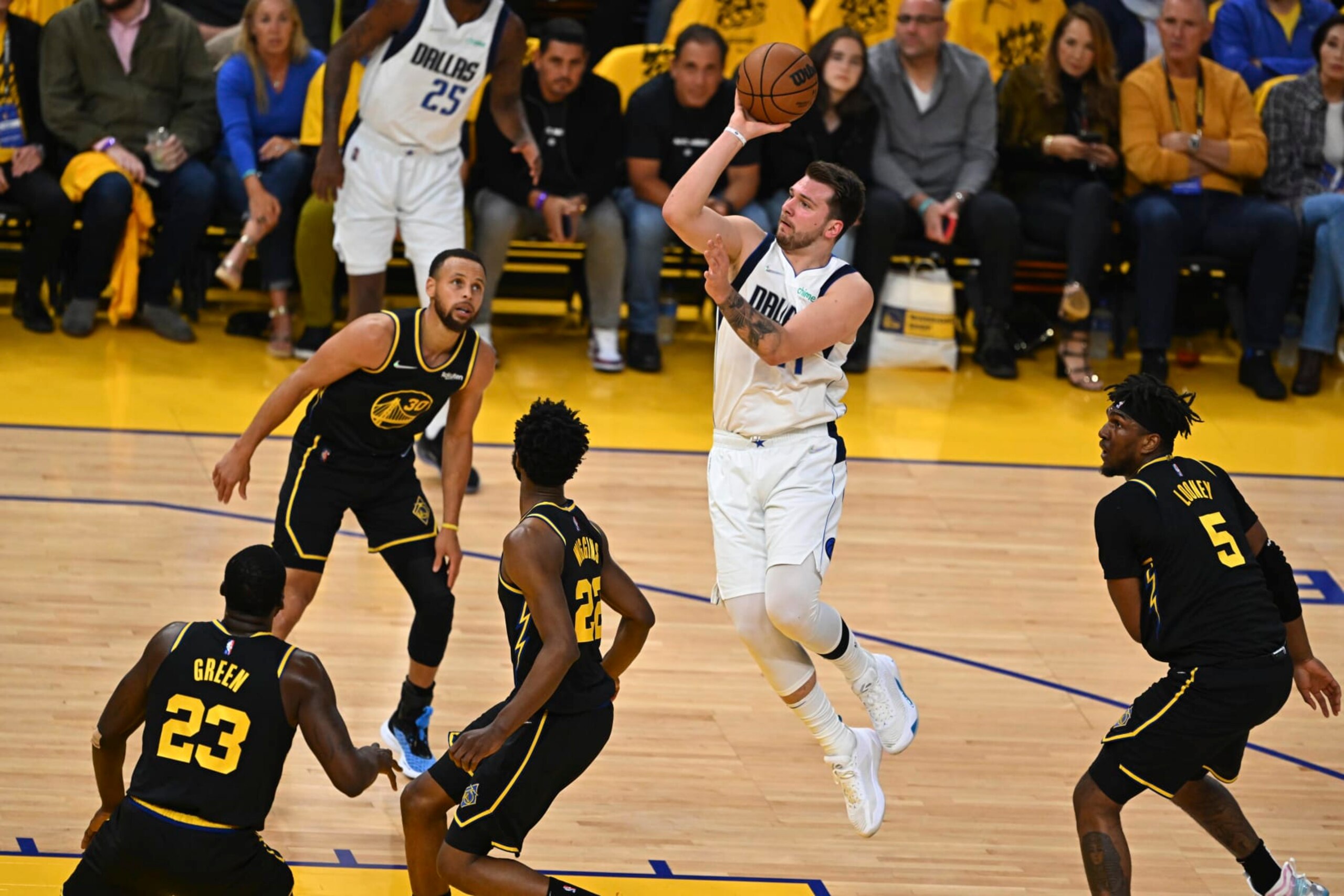 Basketball: NBA Playoffs: Dallas Mavericks Luka Doncic (77) in action, shoots vs Golden State Warriors at Chase Center. Game 5. 
San Francisco, CA 5/26/2022 
CREDIT: John W. McDonough (Photo by John W. McDonough/Sports Illustrated via Getty Images)
(Set Number: X164071 TK1)