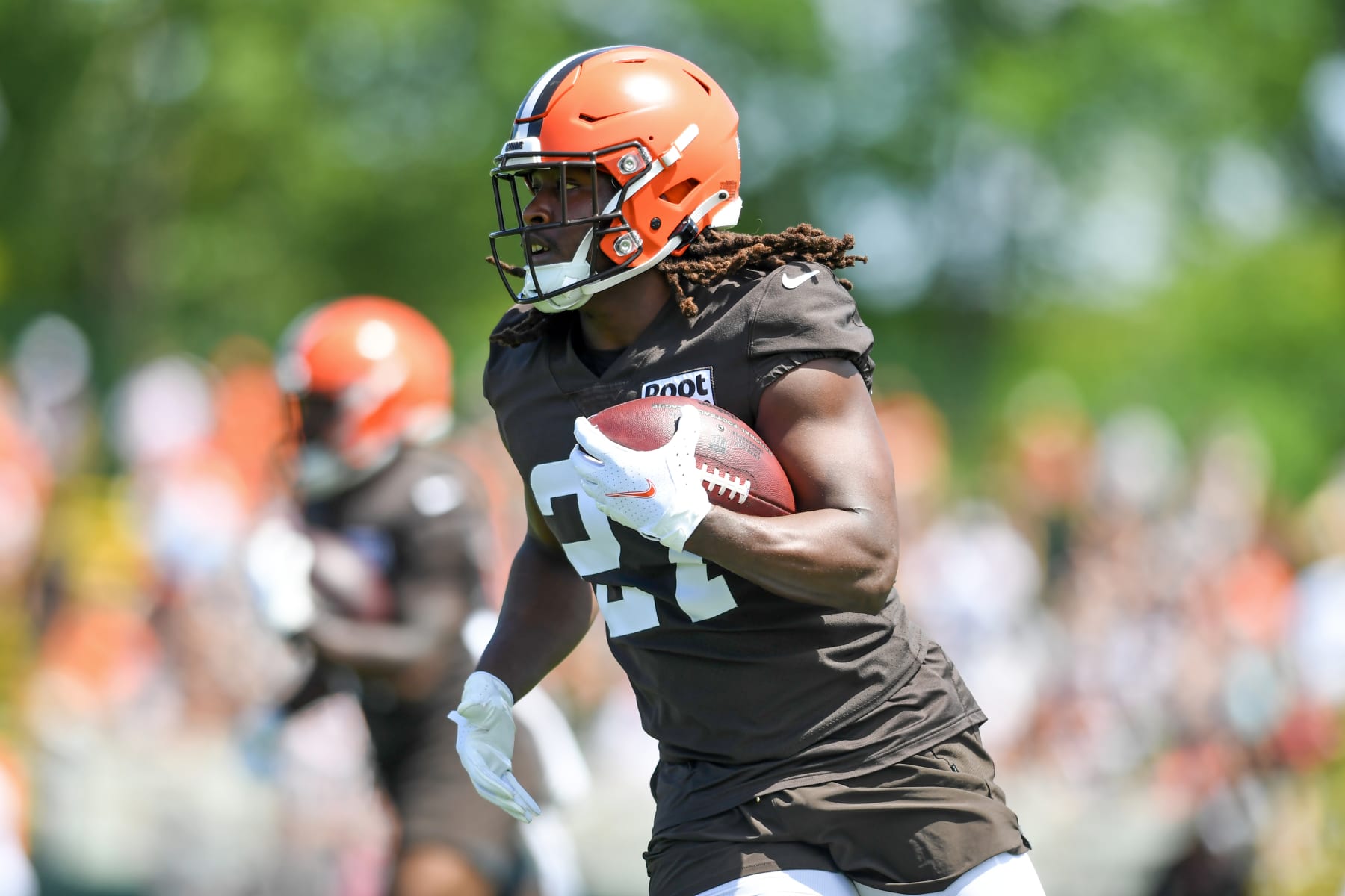 BEREA, OH - JULY 30: Kareem Hunt #27 of the Cleveland Browns runs a drill during Cleveland Browns training camp at CrossCountry Mortgage Campus on July 30, 2022 in Berea, Ohio. (Photo by Nick Cammett/Diamond Images via Getty Images) BEREA, OH - JULY 30: Kareem Hunt #27 of the Cleveland Browns runs a drill during Cleveland Browns training camp at CrossCountry Mortgage Campus on July 30, 2022 in Berea, Ohio. (Photo by Nick Cammett/Diamond Images via Getty Images)