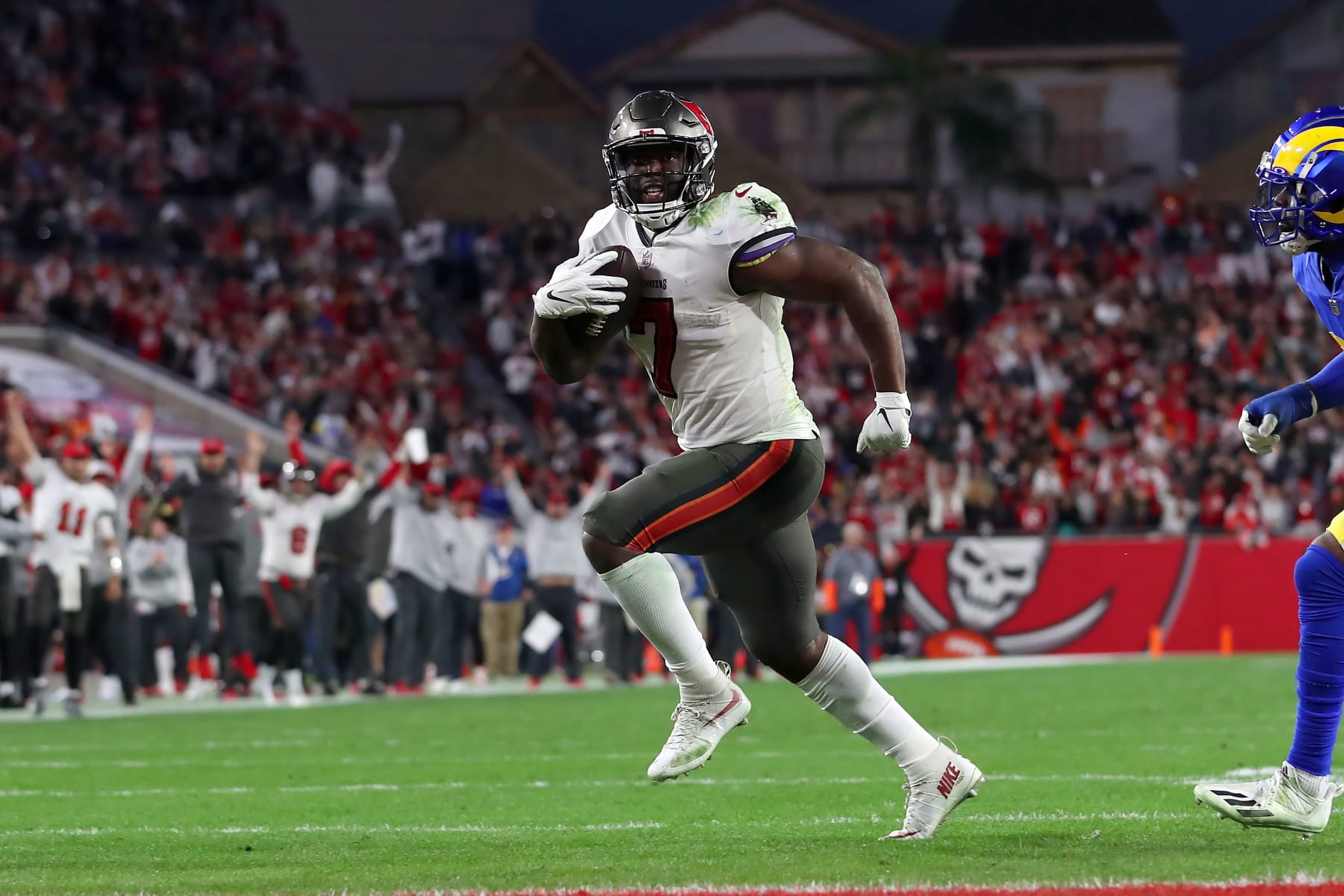 TAMPA, FL - JANUARY 23: Tampa Bay Buccaneers Running Back Leonard Fournette (7) runs into the end zone for the score during the NFC Divisional game between the Los Angeles Rams and the Tampa Bay Buccaneers on January 23, 2022 at Raymond James Stadium in Tampa, Florida. (Photo by Cliff Welch/Icon Sportswire via Getty Images)