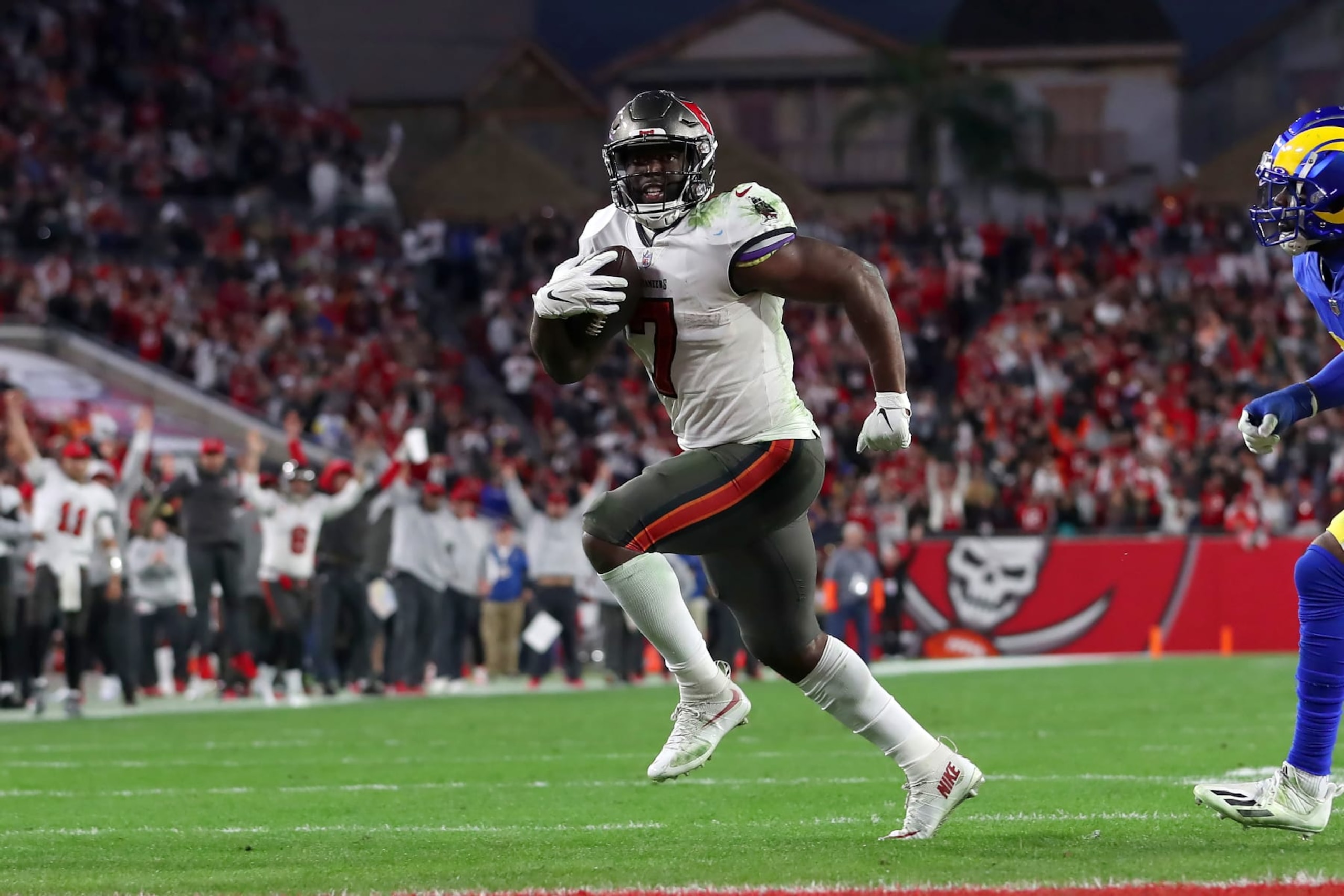 TAMPA, FL - JANUARY 23: Tampa Bay Buccaneers Running Back Leonard Fournette (7) runs into the end zone for the score during the NFC Divisional game between the Los Angeles Rams and the Tampa Bay Buccaneers on January 23, 2022 at Raymond James Stadium in Tampa, Florida. (Photo by Cliff Welch/Icon Sportswire via Getty Images)