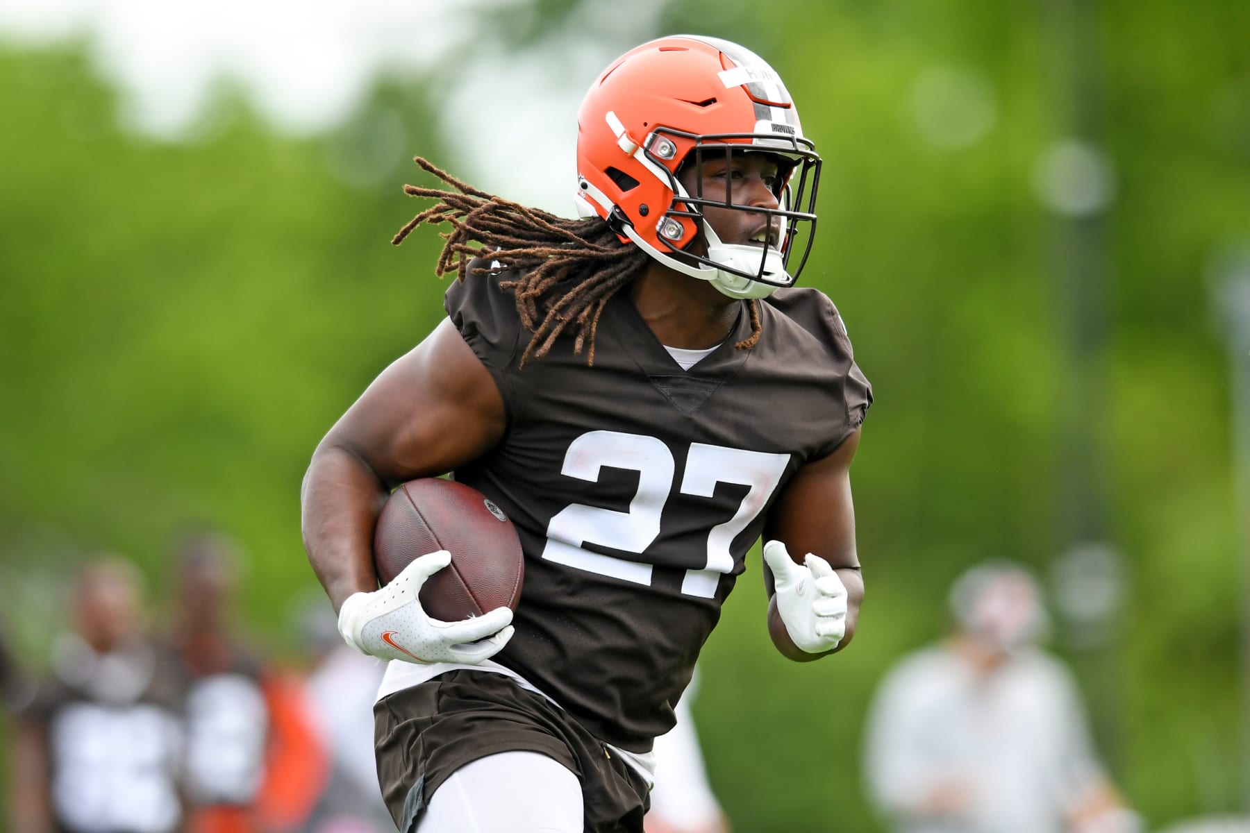BEREA, OH - MAY 25: Kareem Hunt #27 of the Cleveland Browns runs a drill during the Cleveland Browns OTAs at CrossCountry Mortgage Campus on May 25, 2022 in Berea, Ohio. (Photo by Nick Cammett/Diamond Images via Getty Images) BEREA, OH - MAY 25: Kareem Hunt #27 of the Cleveland Browns runs a drill during the Cleveland Browns OTAs at CrossCountry Mortgage Campus on May 25, 2022 in Berea, Ohio. (Photo by Nick Cammett/Diamond Images via Getty Images)