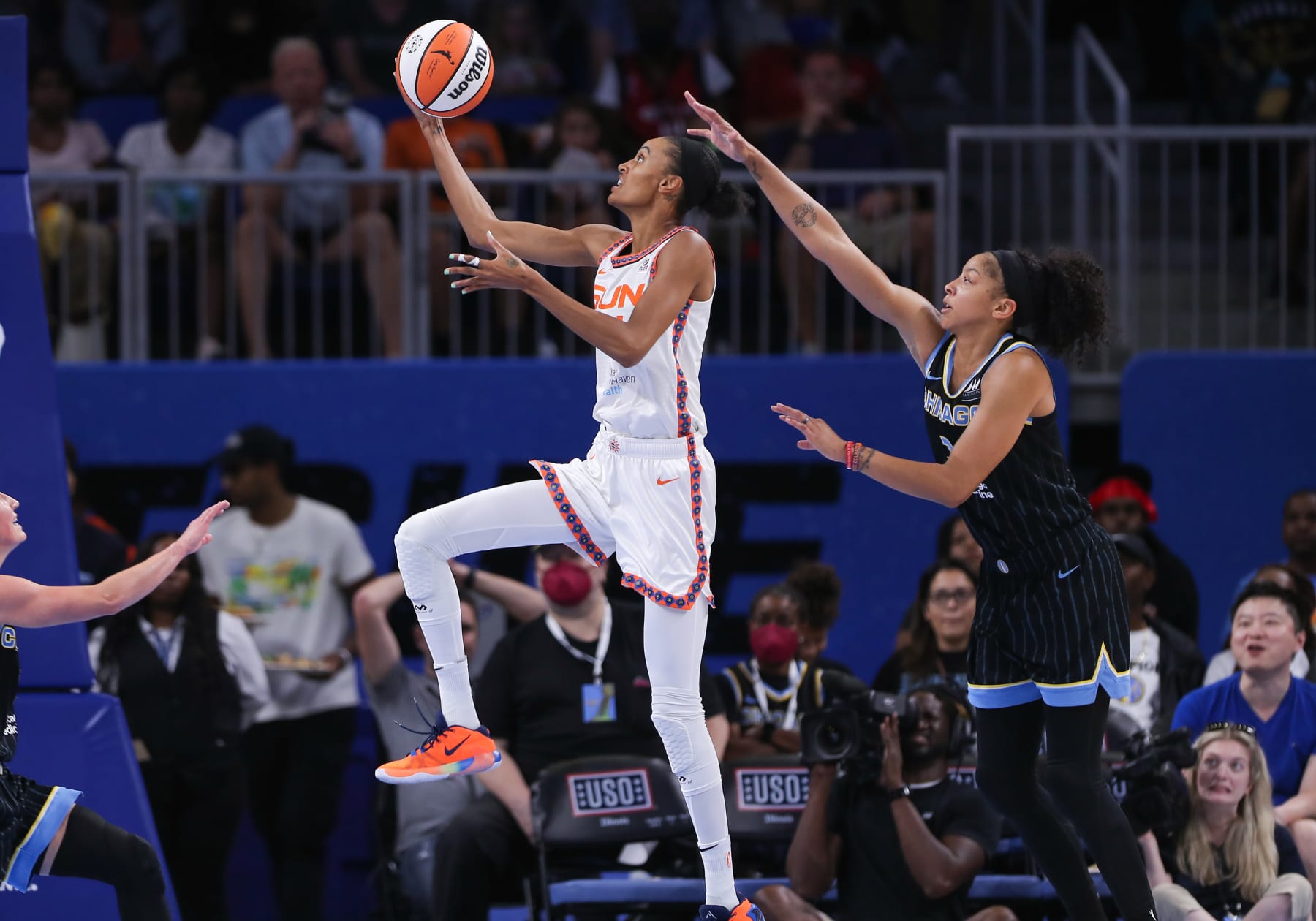 CHICAGO, IL - AUGUST 07: Connecticut Sun forward DeWanna Bonner (24) drives to the basket past Chicago Sky forward Candace Parker (3) for a lay up during a WNBA game between the Connecticut Sun and the Chicago Sky on August 7, 2022, at Wintrust Arena in Chicago, IL. (Photo by Melissa Tamez/Icon Sportswire via Getty Images)