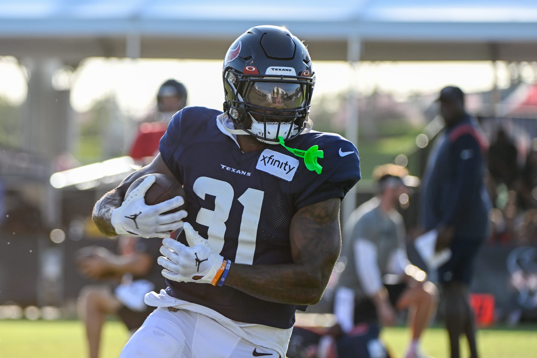 HOUSTON, TX - AUGUST 03: Houston Texans running back Dameon Pierce (31) catches a pass in the flat during the Houston Texans Training Camp session at Houston Methodist Training Center adjacent to NRG Stadium on August 3, 2022 in Houston, Texas. (Photo by Ken Murray/Icon Sportswire via Getty Images)