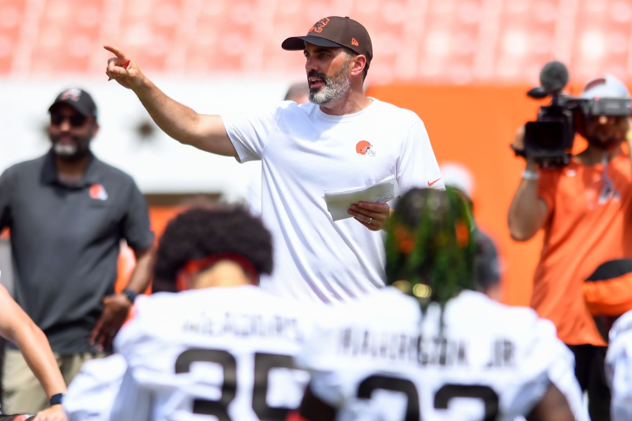 CLEVELAND, OH - JUNE 16: Head coach Kevin Stefanski of the Cleveland Browns speaks to the team after the Cleveland Browns mandatory minicamp at FirstEnergy Stadium on June 16, 2022 in Cleveland, Ohio. (Photo by Nick Cammett/Diamond Images via Getty Images)