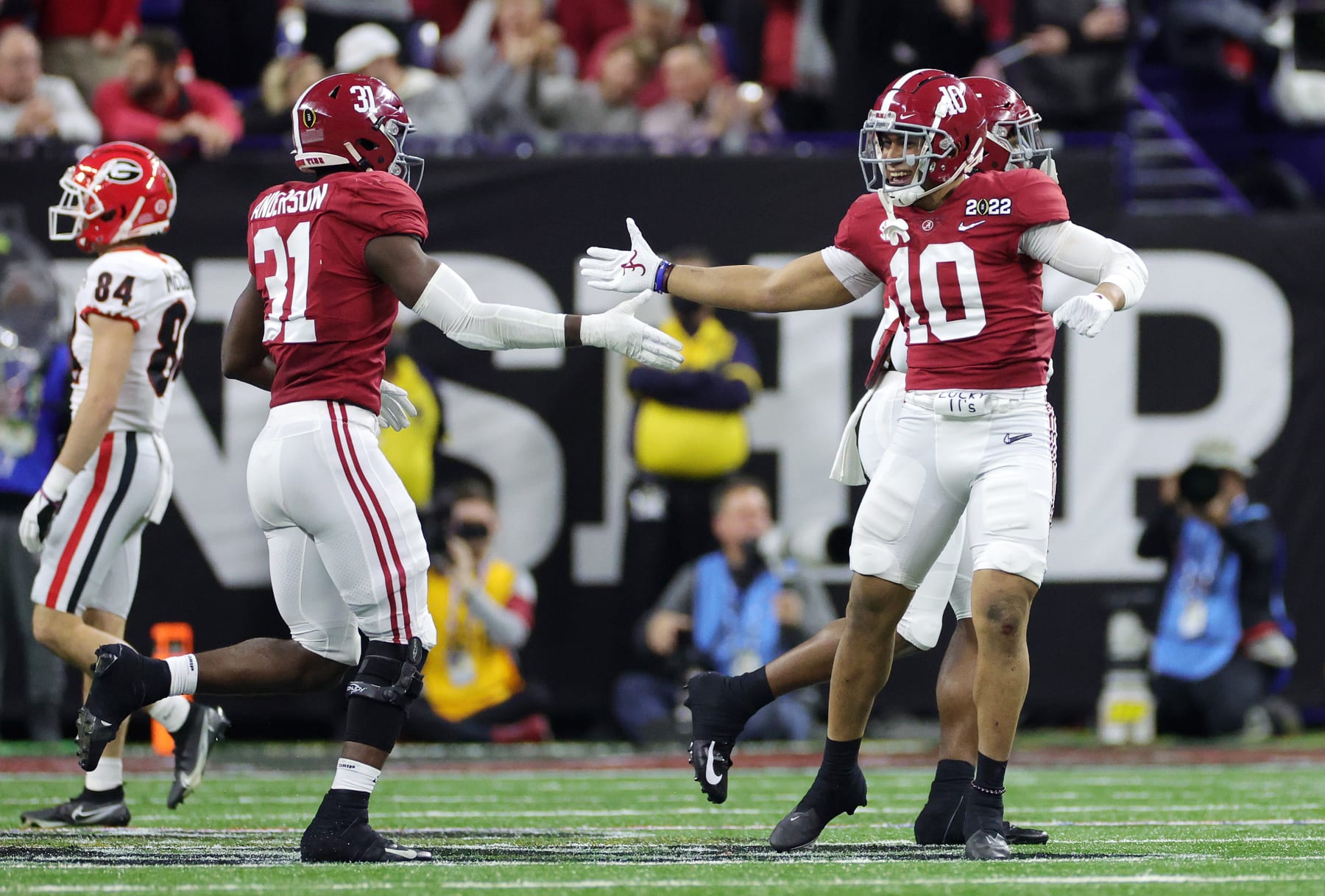 INDIANAPOLIS, INDIANA - JANUARY 10: Henry To'oTo'o #10 of the Alabama Crimson Tide reacts with Will Anderson Jr. #31 in the second quarter of the game against the Georgia Bulldogs during the 2022 CFP National Championship Game at Lucas Oil Stadium on January 10, 2022 in Indianapolis, Indiana. (Photo by Carmen Mandato/Getty Images)