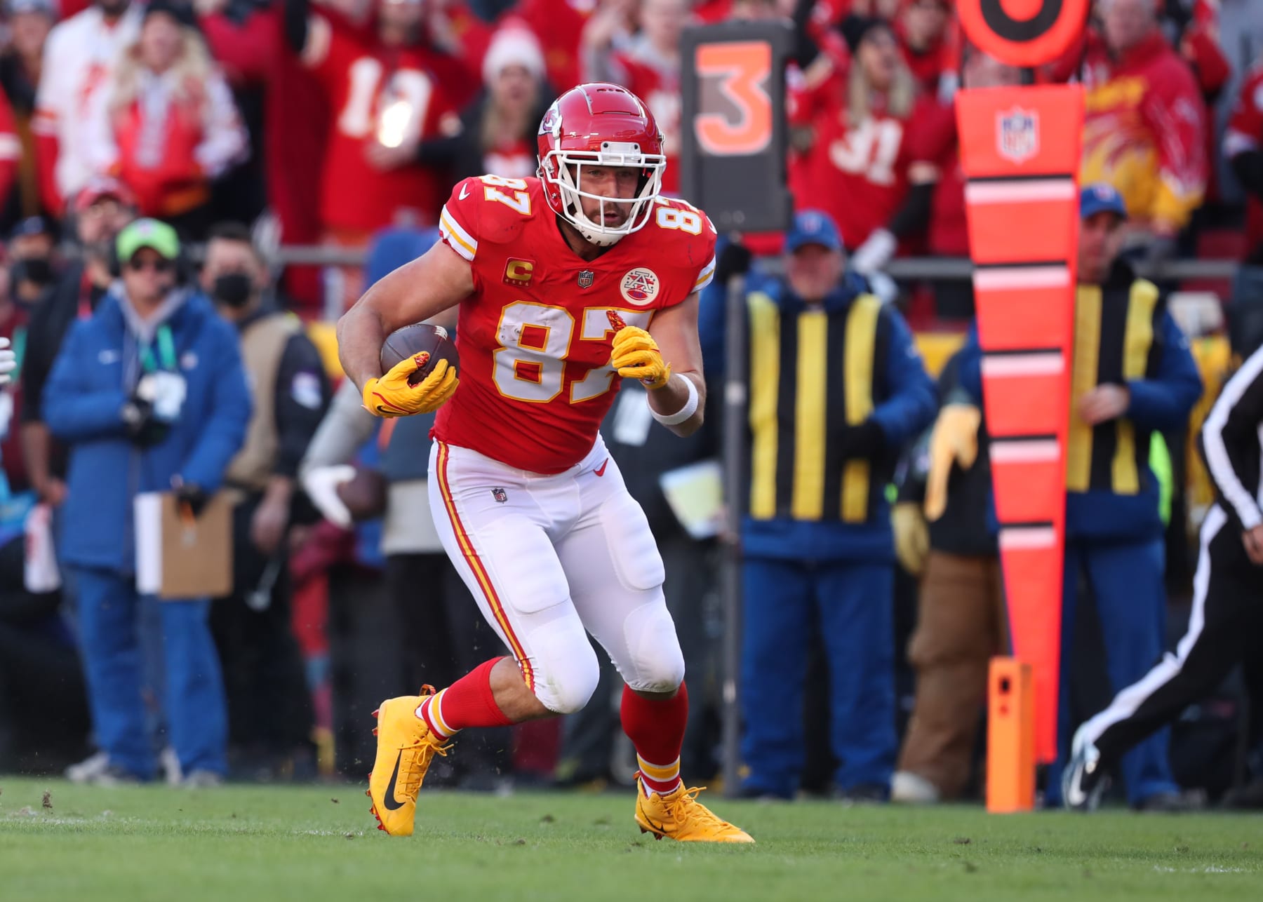 KANSAS CITY, MO - JANUARY 30: Kansas City Chiefs tight end Travis Kelce (87) runs after the catch for a 12 yard gain in the second quarter of the AFC Championship game between the Cincinnati Bengals and Kansas City Chiefs on Jan 30, 2022 at GEHA Field at Arrowhead Stadium in Kansas City, MO. (Photo by Scott Winters/Icon Sportswire via Getty Images)