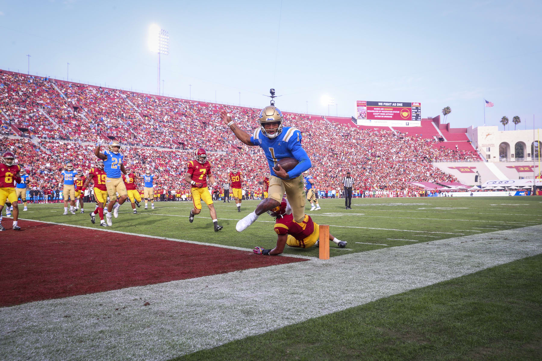 Los Angeles, CA - November 20:  UCLA quarterback Dorian Thompson-Robinson, #1. Scores past USC linebacker Ralen Goforth in the second quarter at Los Angeles Memorial Coliseum in Los Angeles on Saturday, Nov. 20, 2021. (Allen J. Schaben / Los Angeles Times via Getty Images)
