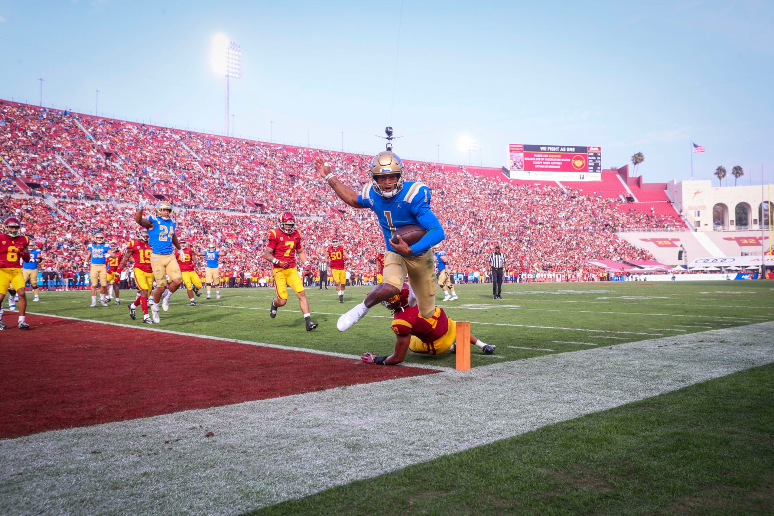 Los Angeles, CA - November 20:  UCLA quarterback Dorian Thompson-Robinson, #1. Scores past USC linebacker Ralen Goforth in the second quarter at Los Angeles Memorial Coliseum in Los Angeles on Saturday, Nov. 20, 2021. (Allen J. Schaben / Los Angeles Times via Getty Images)