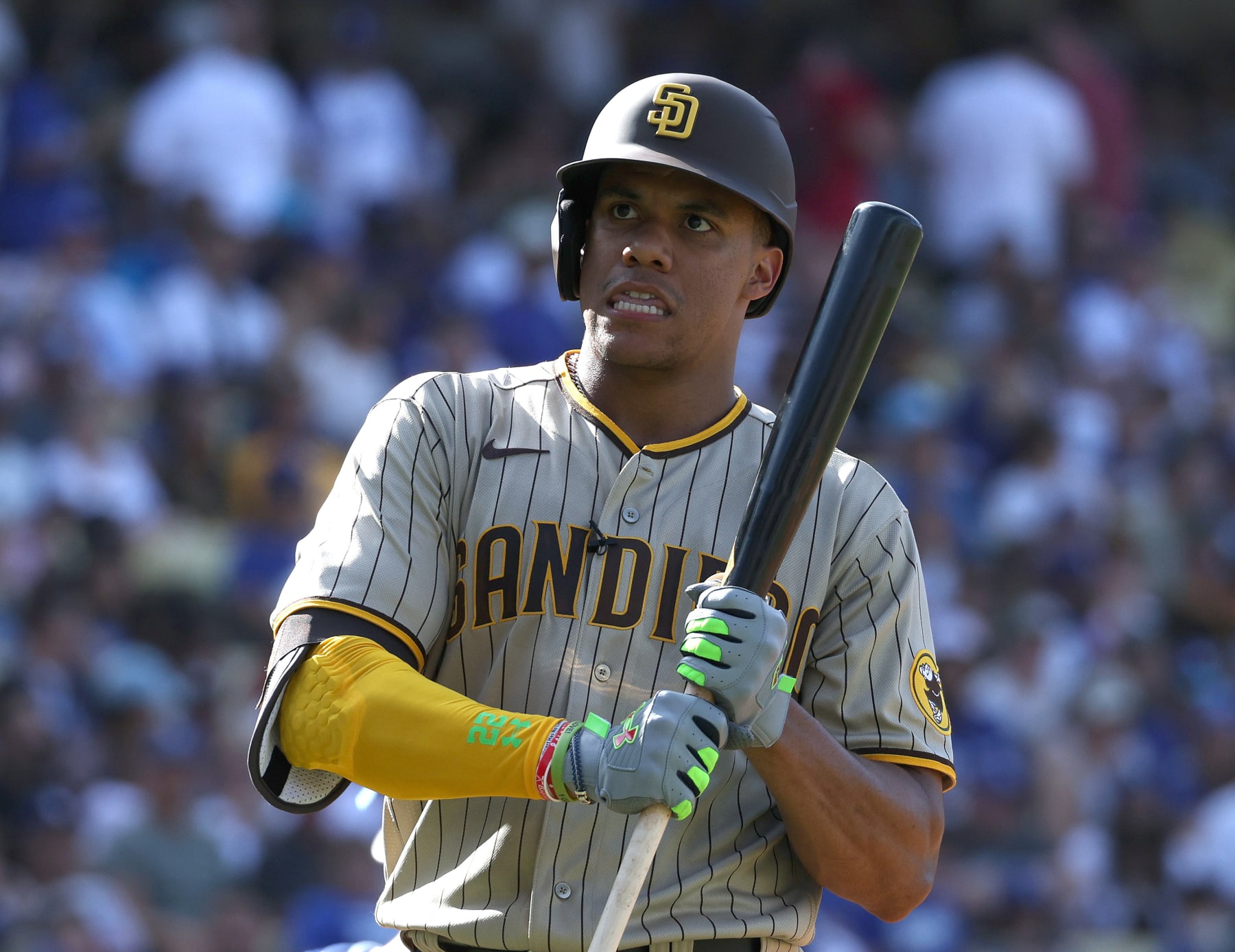 LOS ANGELES, CALIFORNIA - AUGUST 07: Juan Soto #22 of the San Diego Padres reacts to his foul against ththe Los Angeles Dodgers during the fourth inning at Dodger Stadium on August 07, 2022 in Los Angeles, California. (Photo by Harry How/Getty Images)