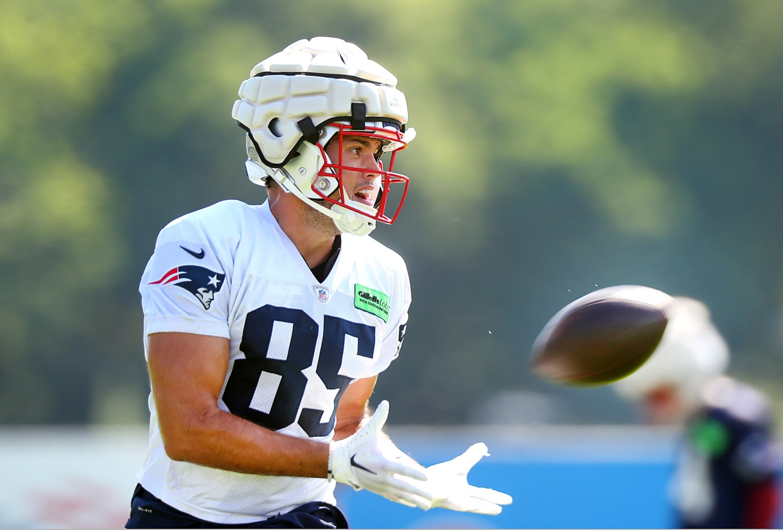 Foxborough, MA - August 3: Patriots tight end Hunter Henry catches a pass during a training camp drill. (Photo by John Tlumacki/The Boston Globe via Getty Images)