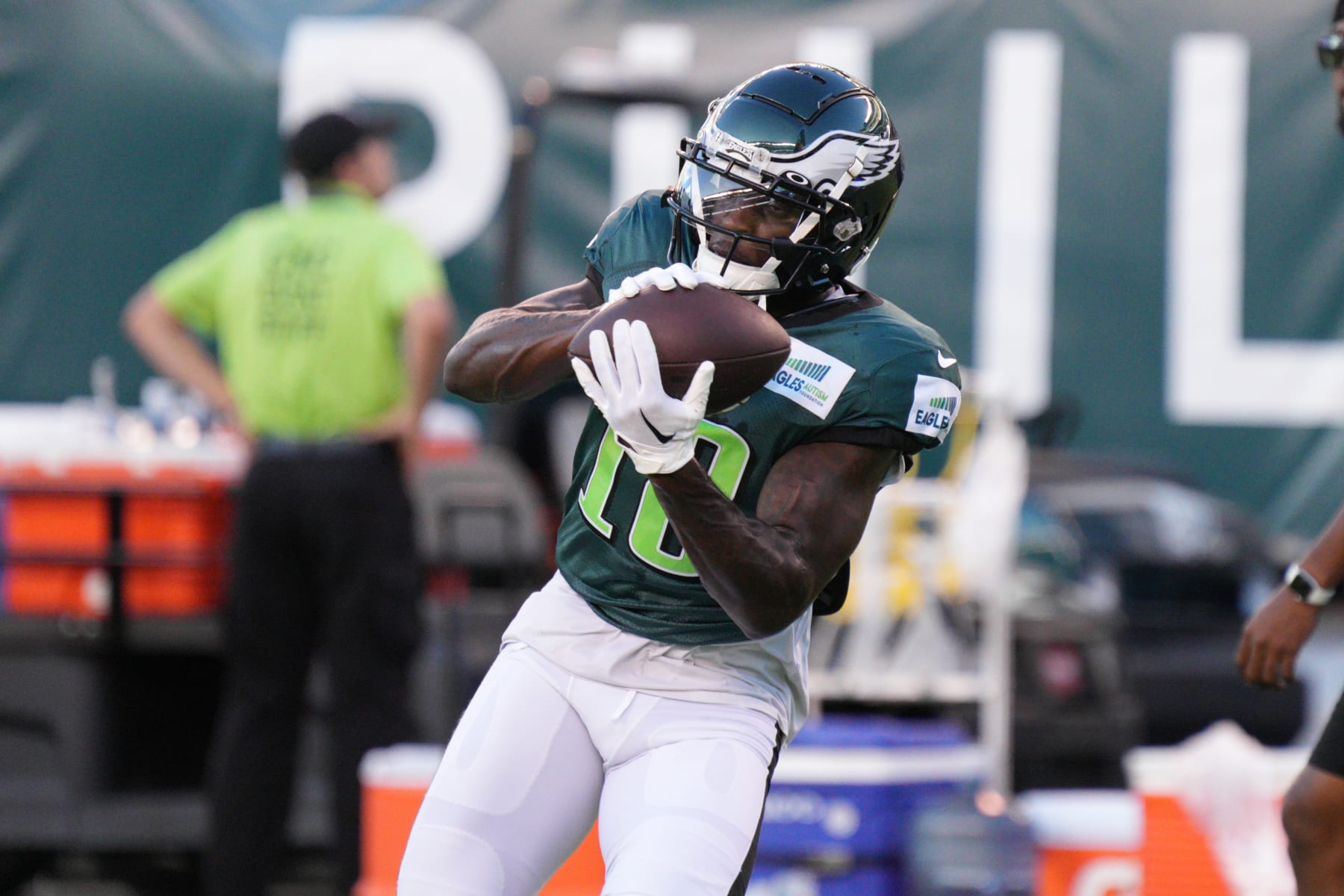 PHILADELPHIA, PA - AUGUST 07: Philadelphia Eagles wide receiver Jalen Reagor (18) catches a pass during training camp on August 7, 2022 at Lincoln Financial Field in Philadelphia PA. (Photo by Andy Lewis/Icon Sportswire via Getty Images)