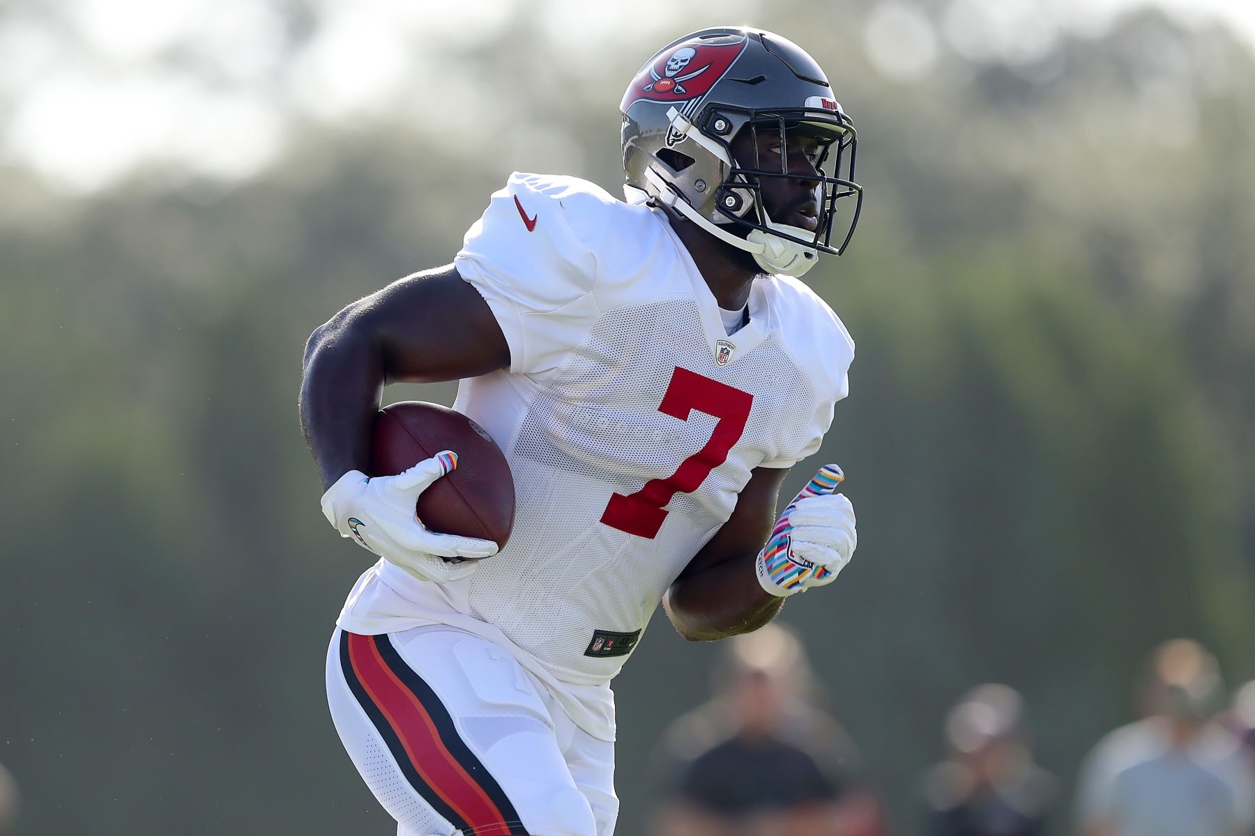TAMPA, FL - AUGUST 07: Tampa Bay Buccaneers runningback Leonard Fournette (7) carries the ball during the Tampa Bay Buccaneers Training Camp on August 07, 2022 at the AdventHealth Training Center at One Buccaneer Place in Tampa, Florida. (Photo by Cliff Welch/Icon Sportswire via Getty Images)